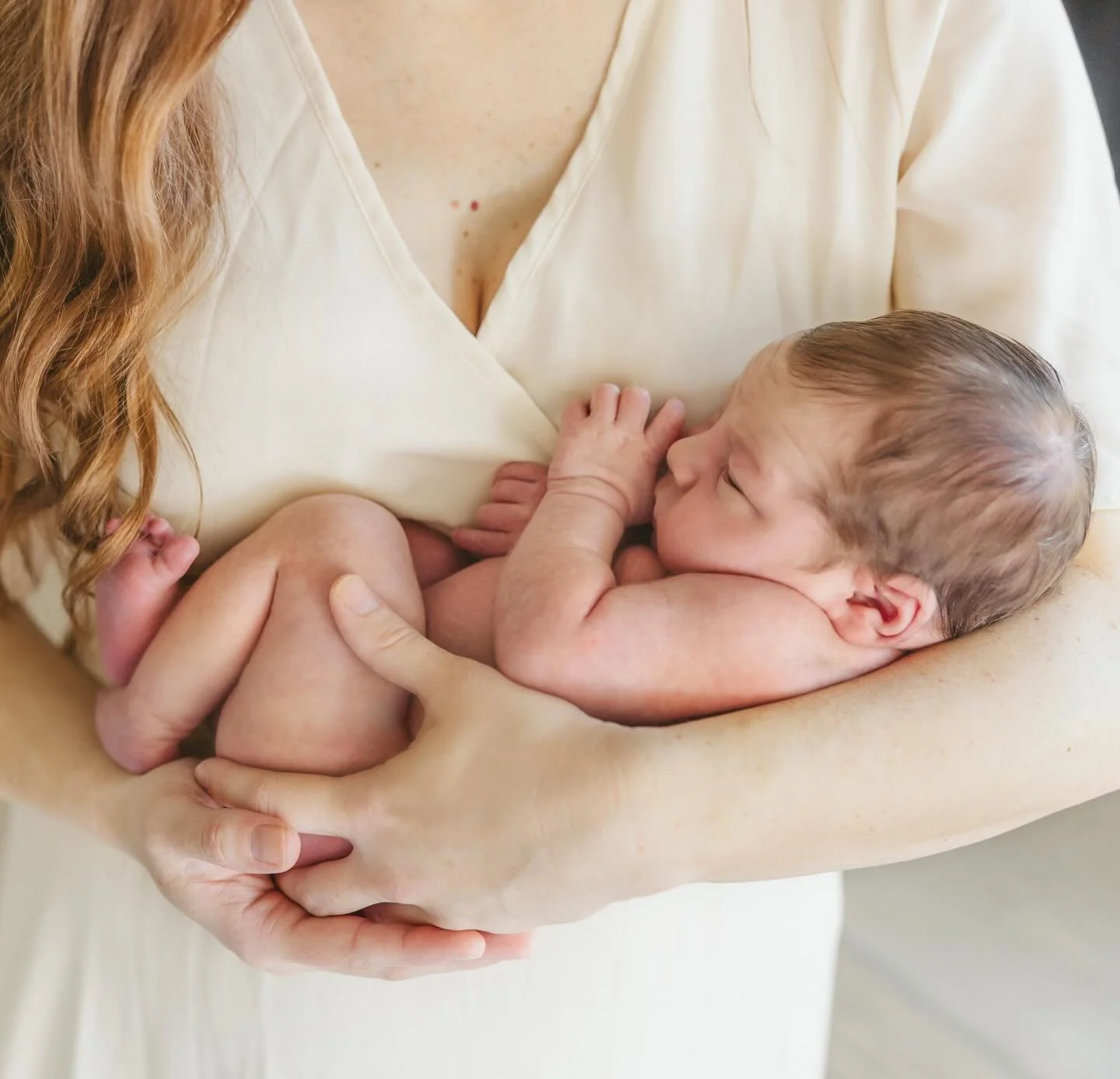 There&rsquo;s something sacred about those first days of your baby&rsquo;s life. What a privilege to get to enter that space and create photographs that freeze that sweet moment in time. 

Really grateful and excited to meet 2026 babies!

#phoenixnew