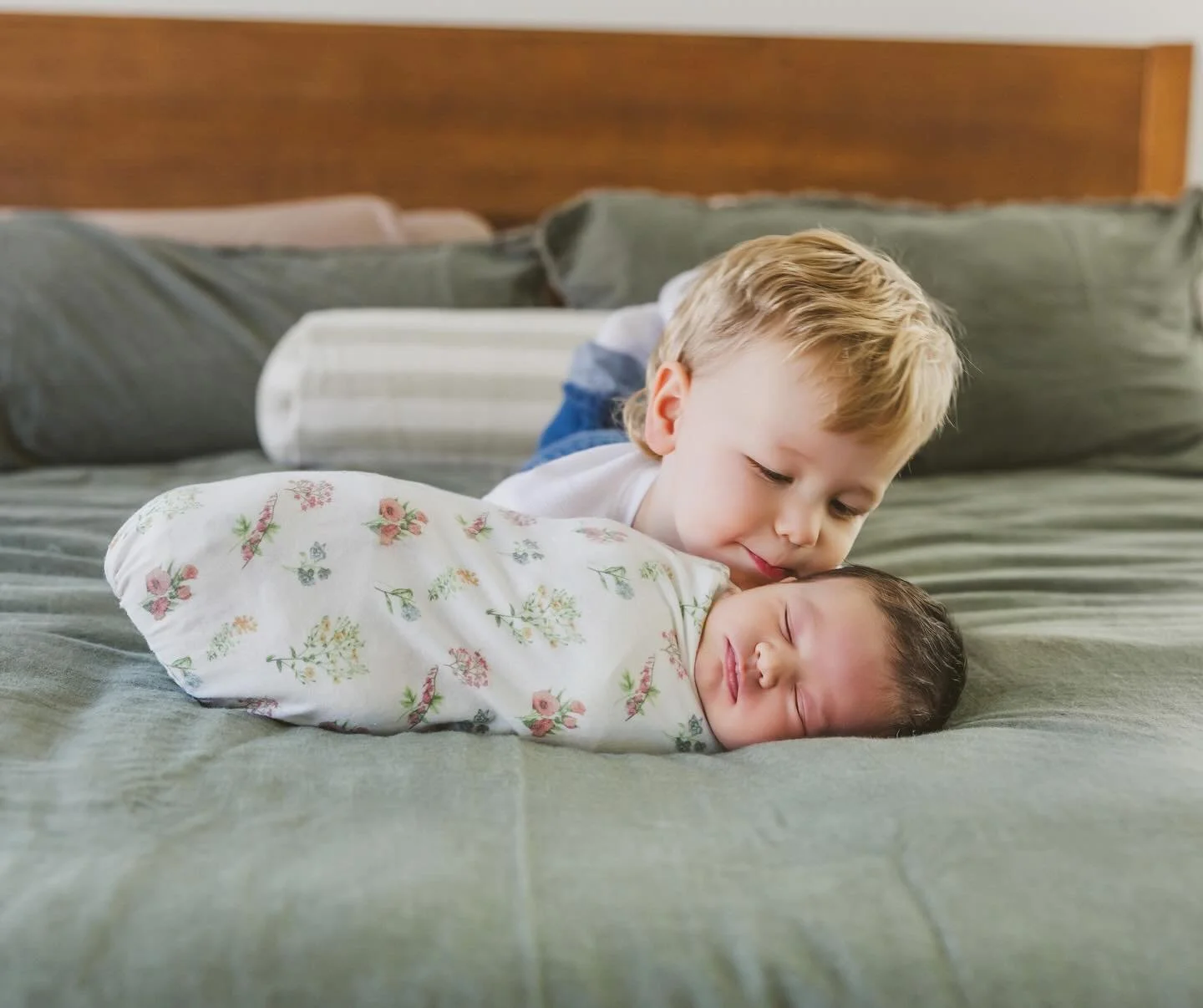 Sweetest big brother 🩷🩵 
#phoenixnewbornphotographer #scottsdalenewbornphotographer #aznewbornphotography
