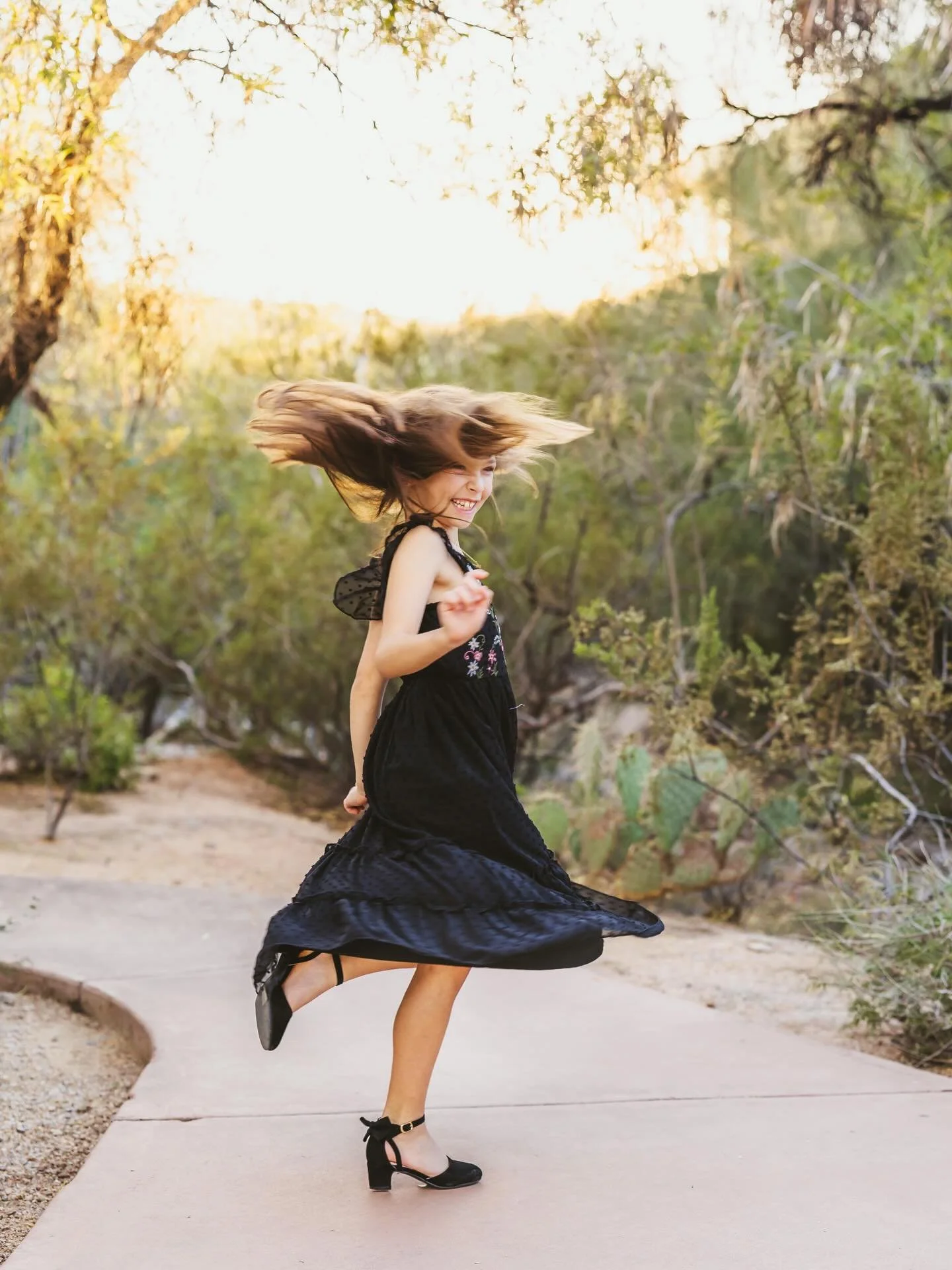 This lovely little dancer showed me some of her skills during our shoot. I love that you can see how much she enjoys it in her expressions 🩷

#phoenixfamilyphotographer  #scottsdalefamilyphotographer #theheartcaptured