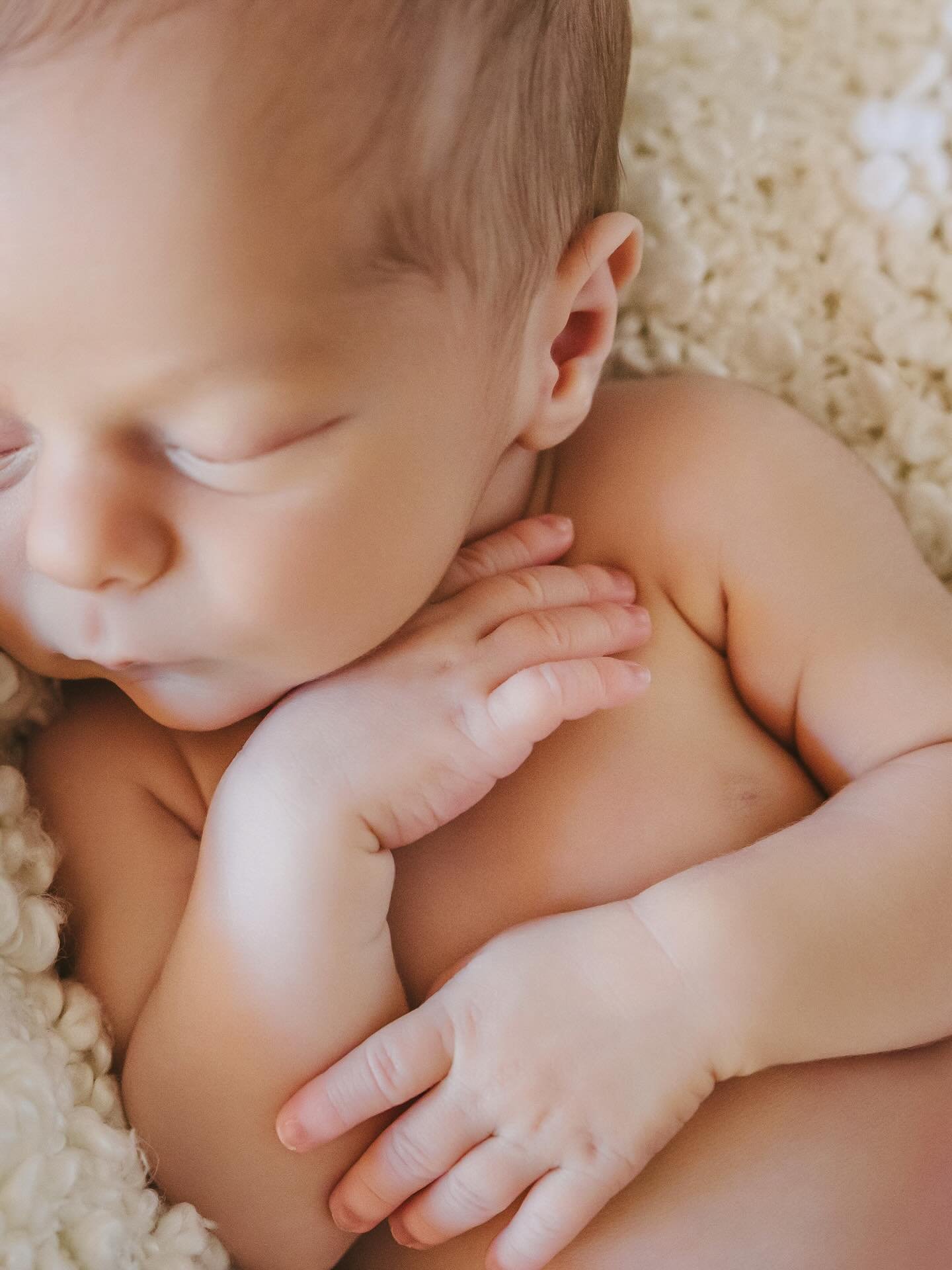 I love how Psalm 139:14 describes human life
&ldquo;Fearfully &amp; wonderfully made&rdquo;

#thebump #lifestylenewbornphotography #phoenixnewbornphotographer #scottsdalenewbornphotographer