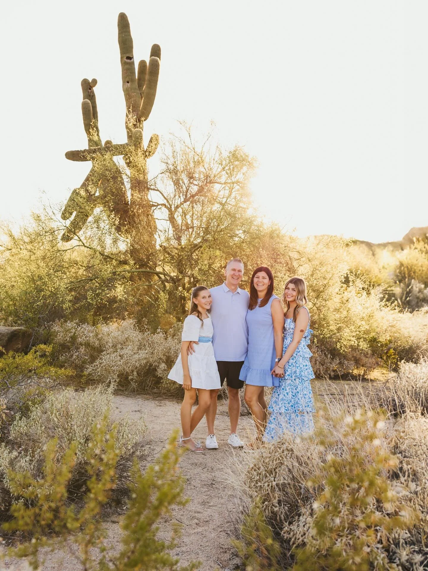 Desert Mini Session 🌵 ☀️ 

#phoenixfamilyphotographer #scottsdalefamilyphotographer #azfamilyphotographer