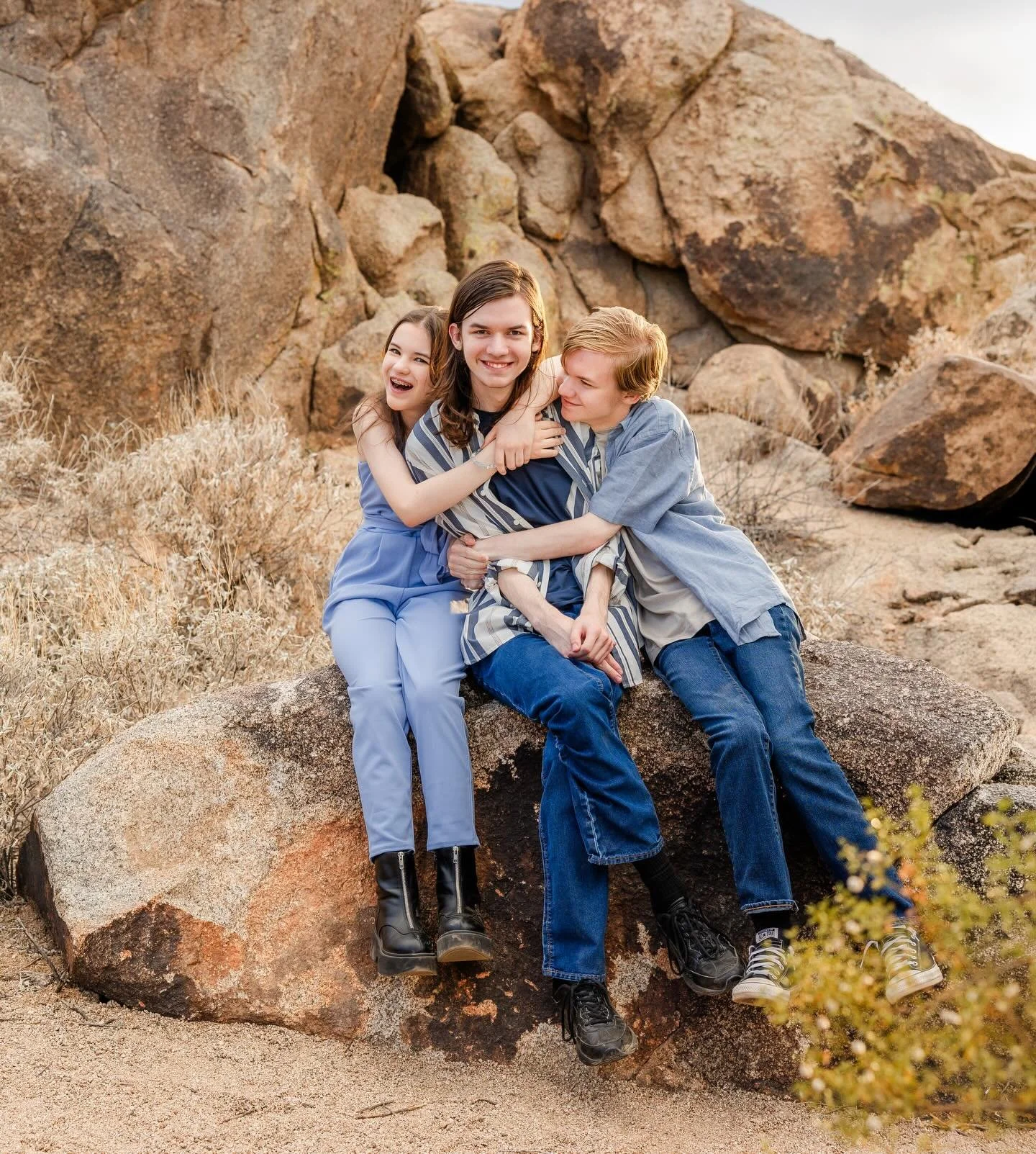 When big brother is graduating and leaving for college in the fall 🩷 

#phoenixfamilyphotographer #scottsdalefamilyphotographer
