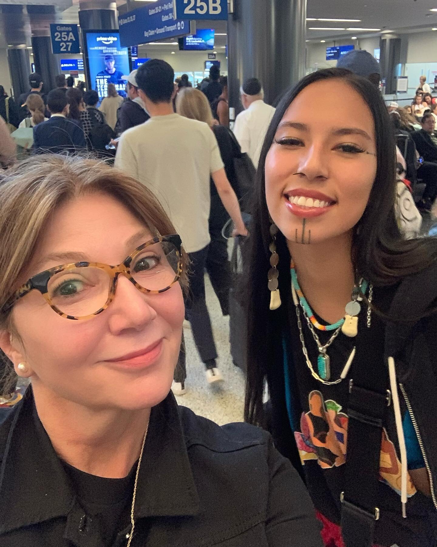 This beauty! Omg I had to stop @quannah.rose when we passed each other at LAX. I had to tell her how deeply I admire her work and the work she does with her mother on behalf of Indigenous rights and issues. What a blessing 🙏🏼 Quannah is also a fash