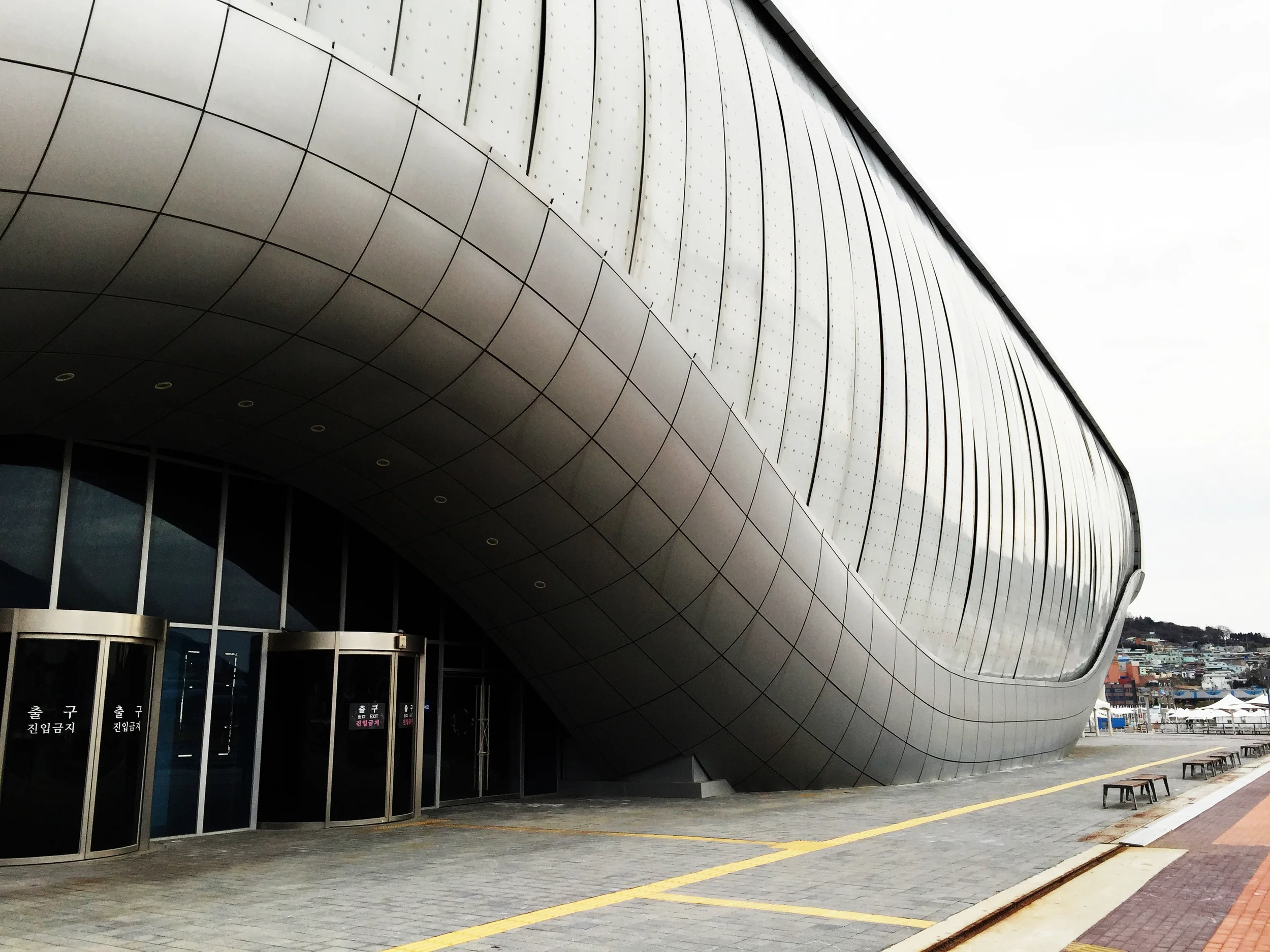 Bending Facade Front