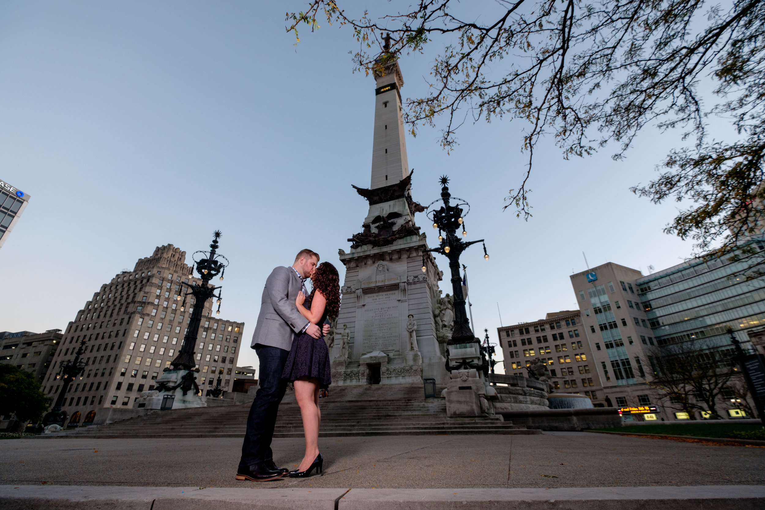 Downtown-Indianapolis-night-engagement-pictures-02.jpg