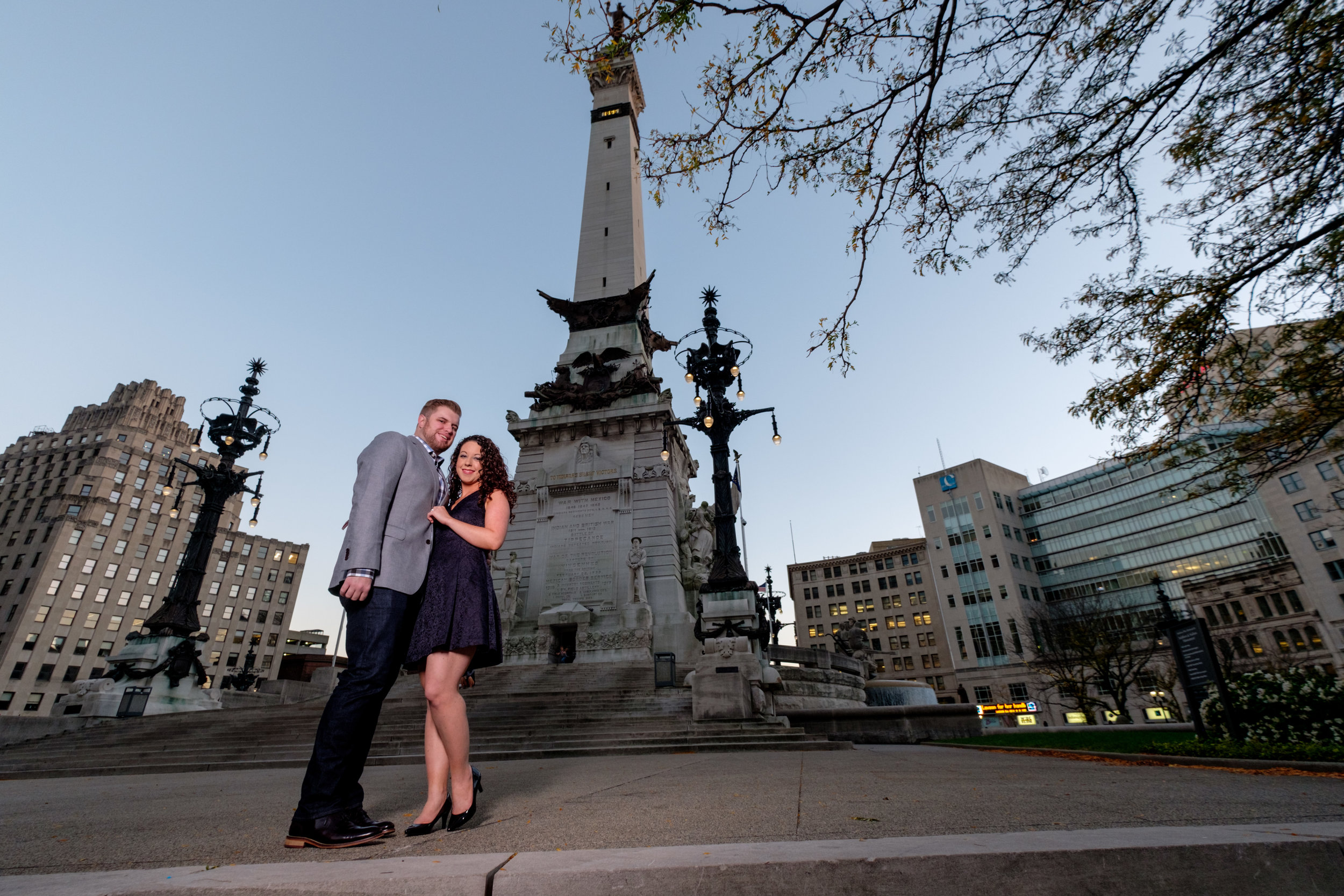 Downtown-Indianapolis-night-engagement-pictures-01.jpg