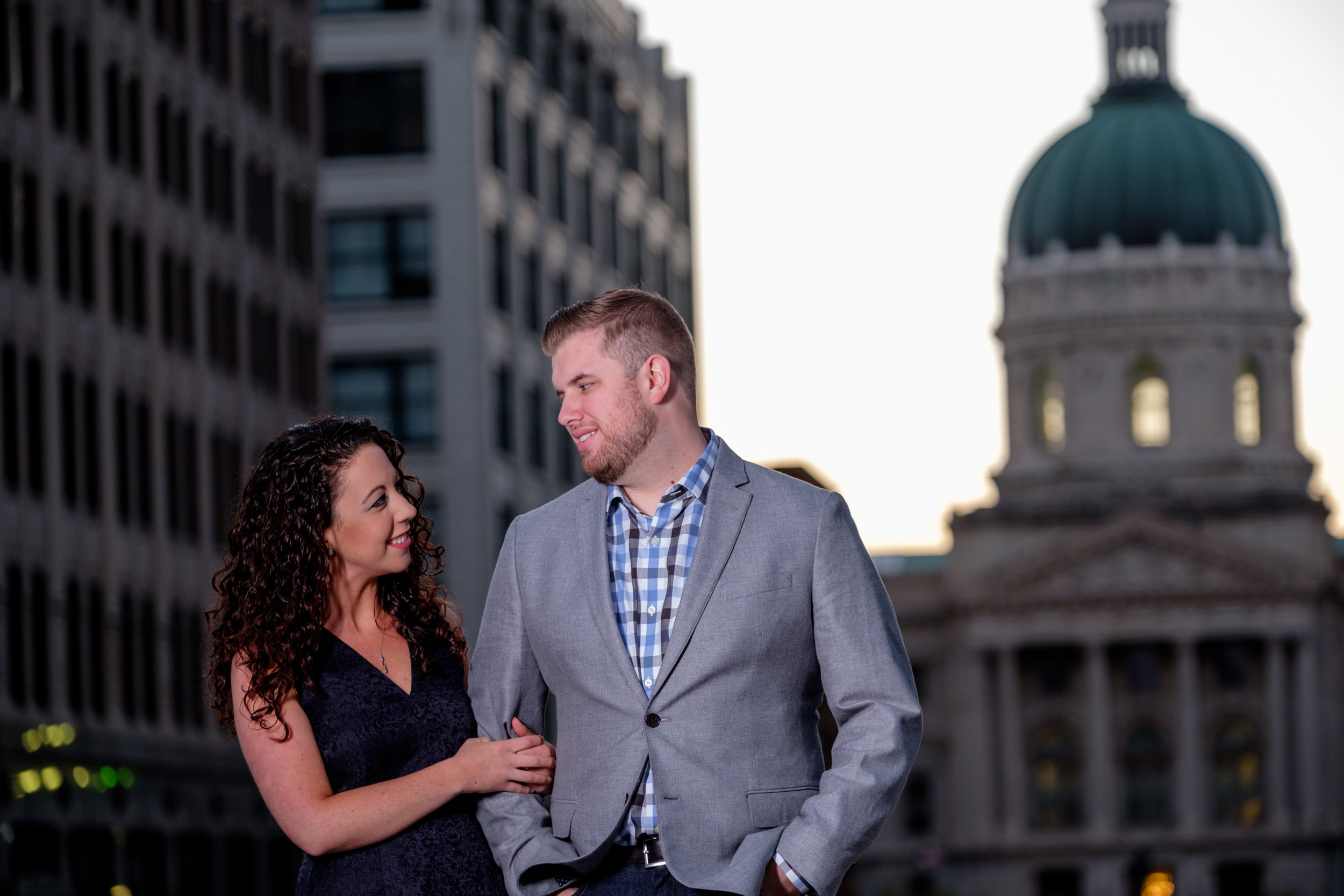 Downtown-Indianapolis-night-engagement-pictures-04.jpg