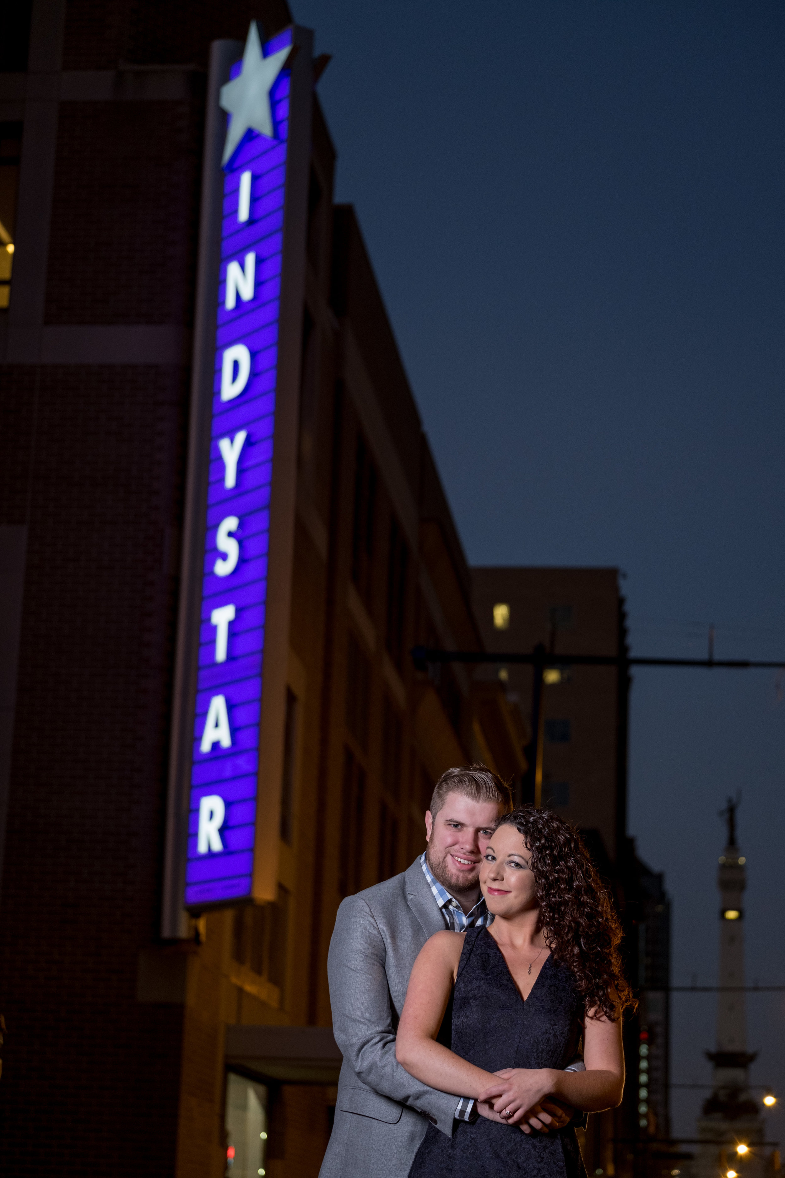 Downtown-Indianapolis-night-engagement-pictures-06.jpg