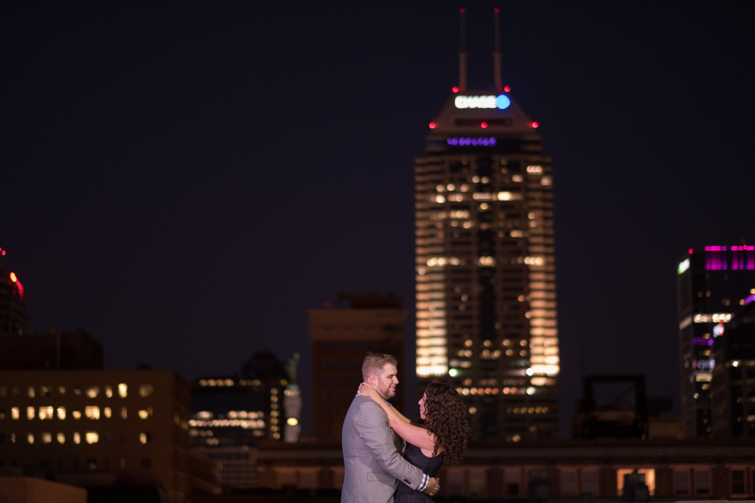Downtown-Indianapolis-night-engagement-pictures-10.jpg