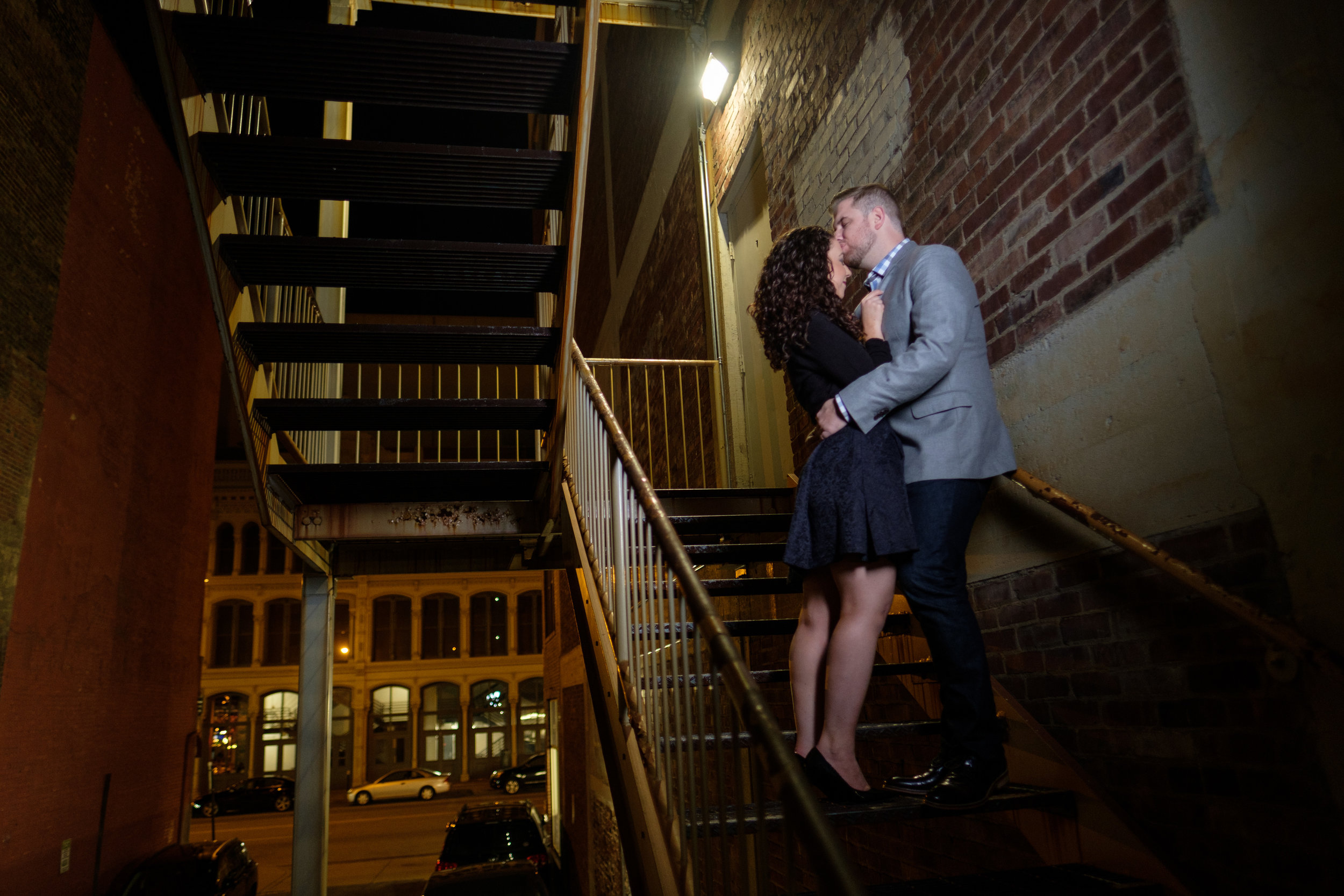 Downtown-Indianapolis-night-engagement-pictures-17.jpg