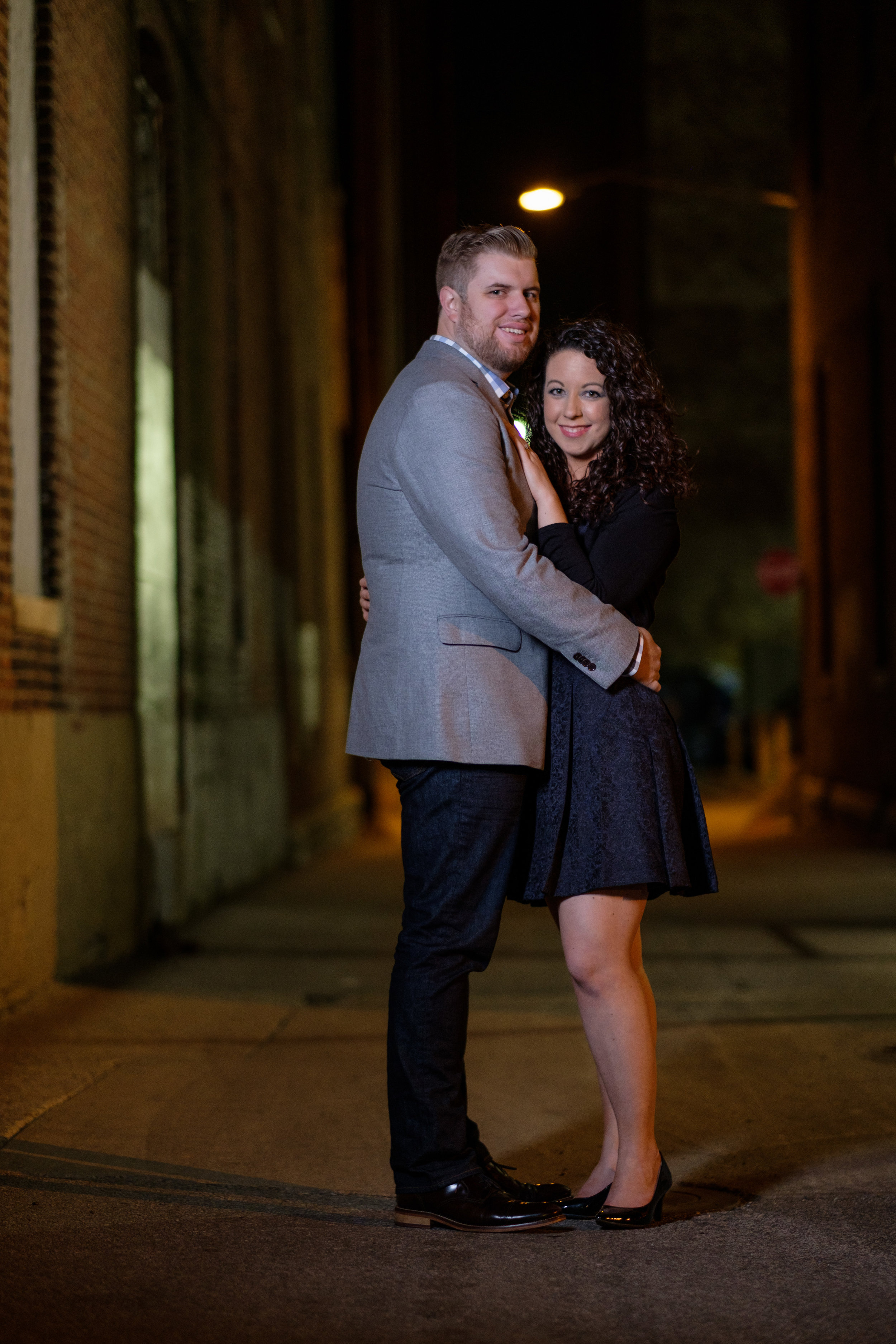 Downtown-Indianapolis-night-engagement-pictures-18.jpg