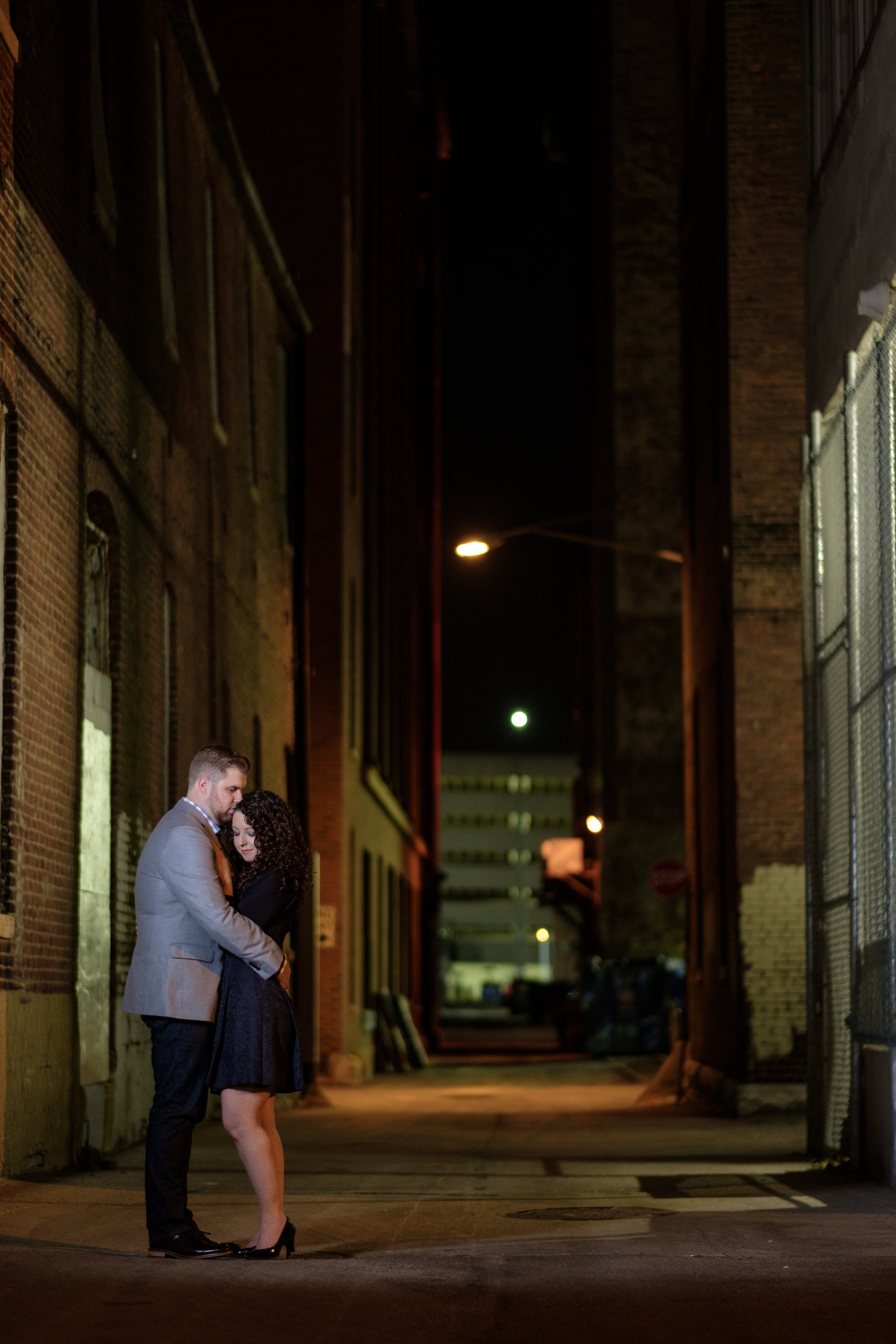 Downtown-Indianapolis-night-engagement-pictures-20.jpg