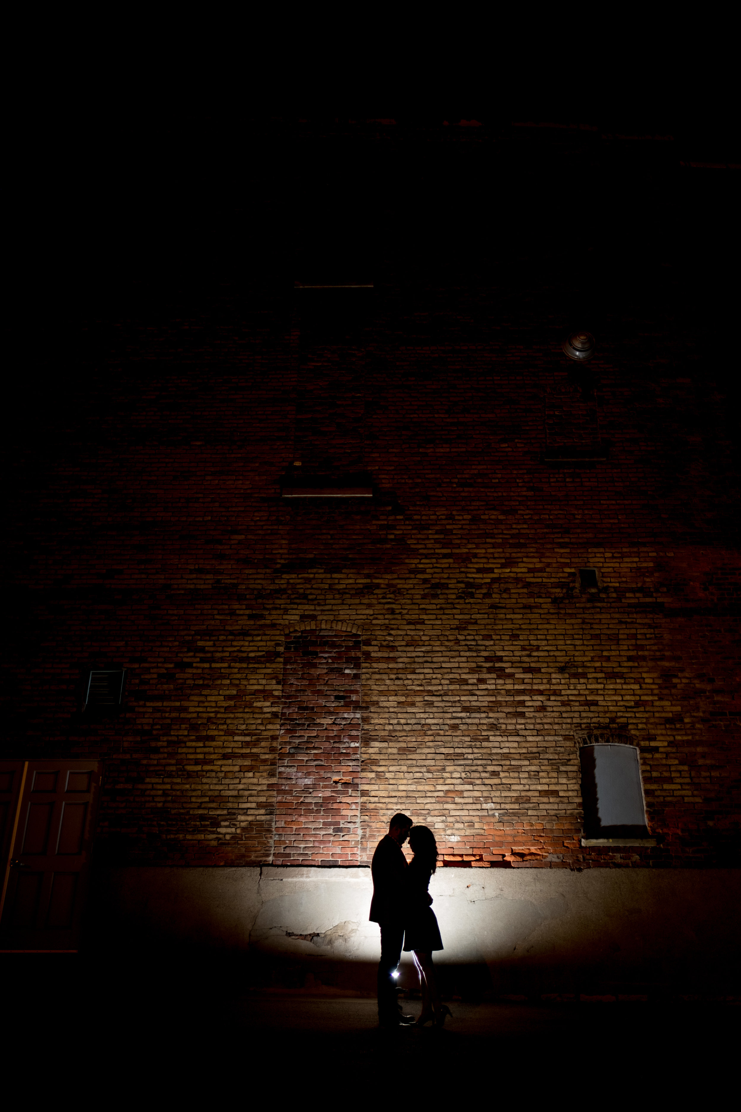 Downtown-Indianapolis-night-engagement-pictures-21.jpg