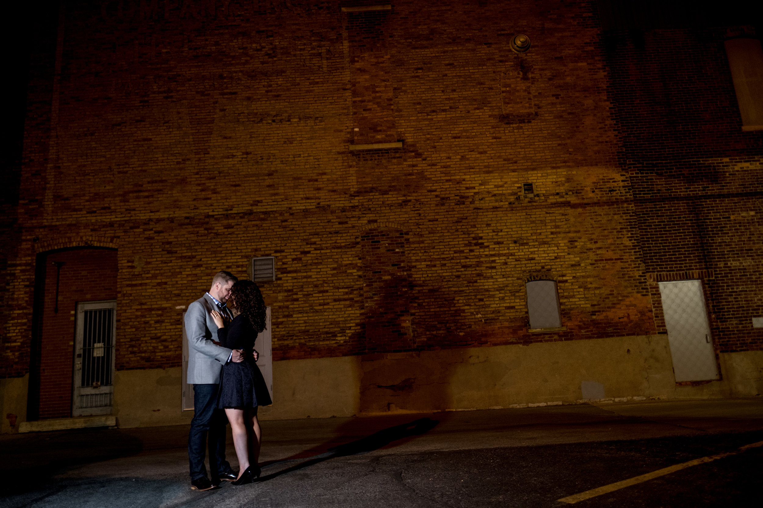 Downtown-Indianapolis-night-engagement-pictures-22.jpg