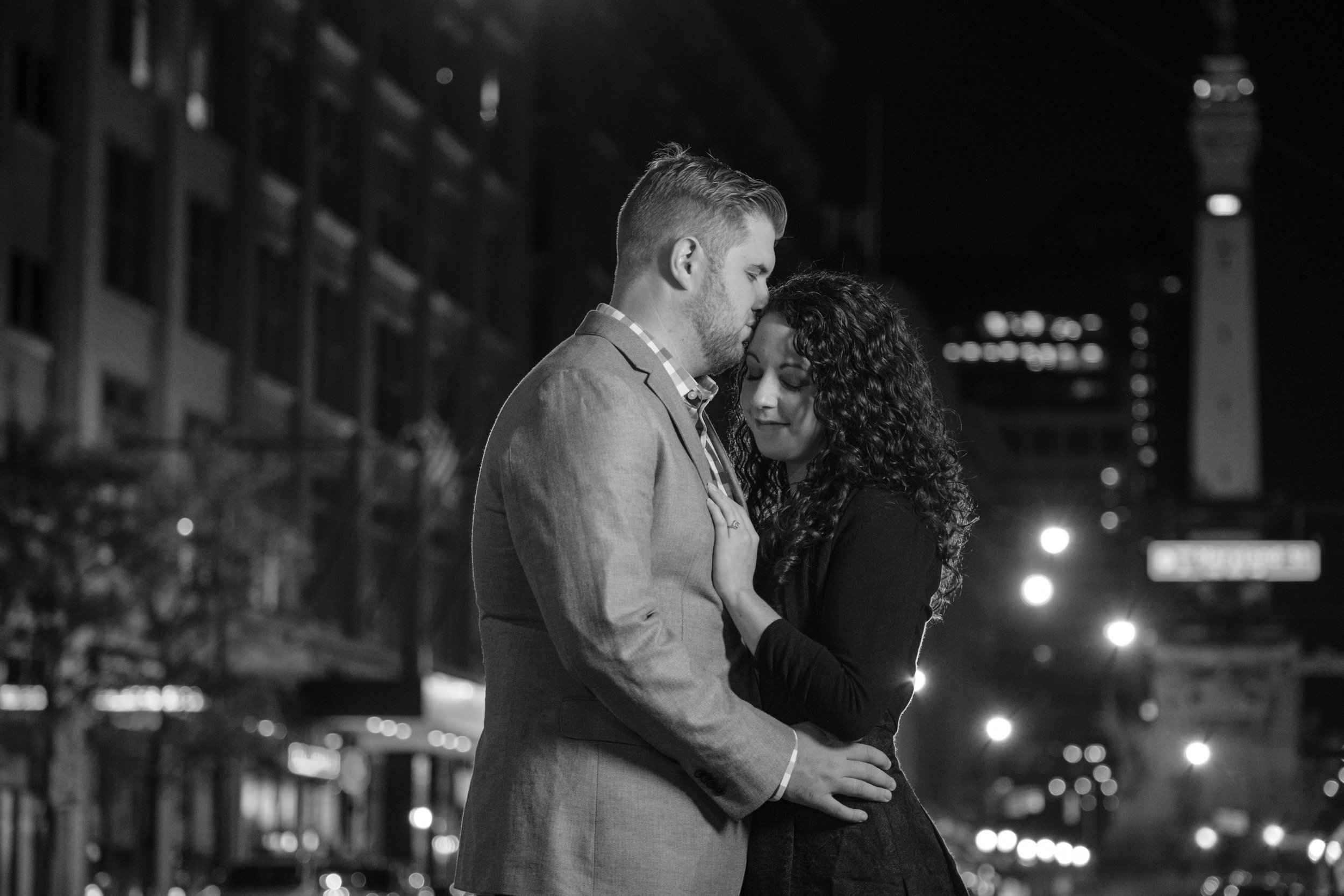 Downtown-Indianapolis-night-engagement-pictures-25.jpg