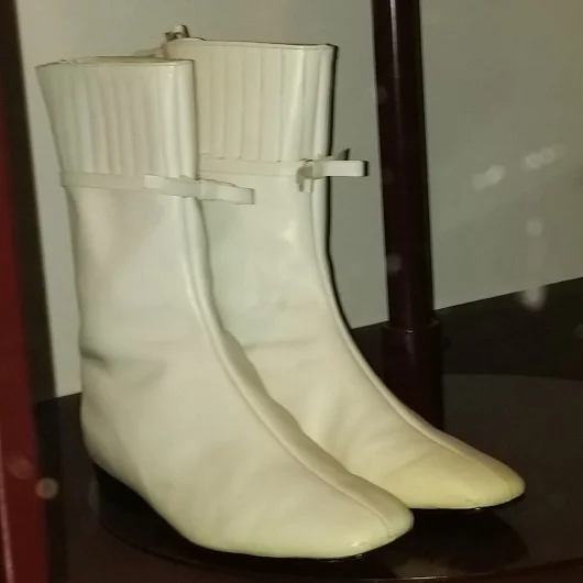 booties-Go-go_boots_by_Andre_Courreges,_1965.jpeg