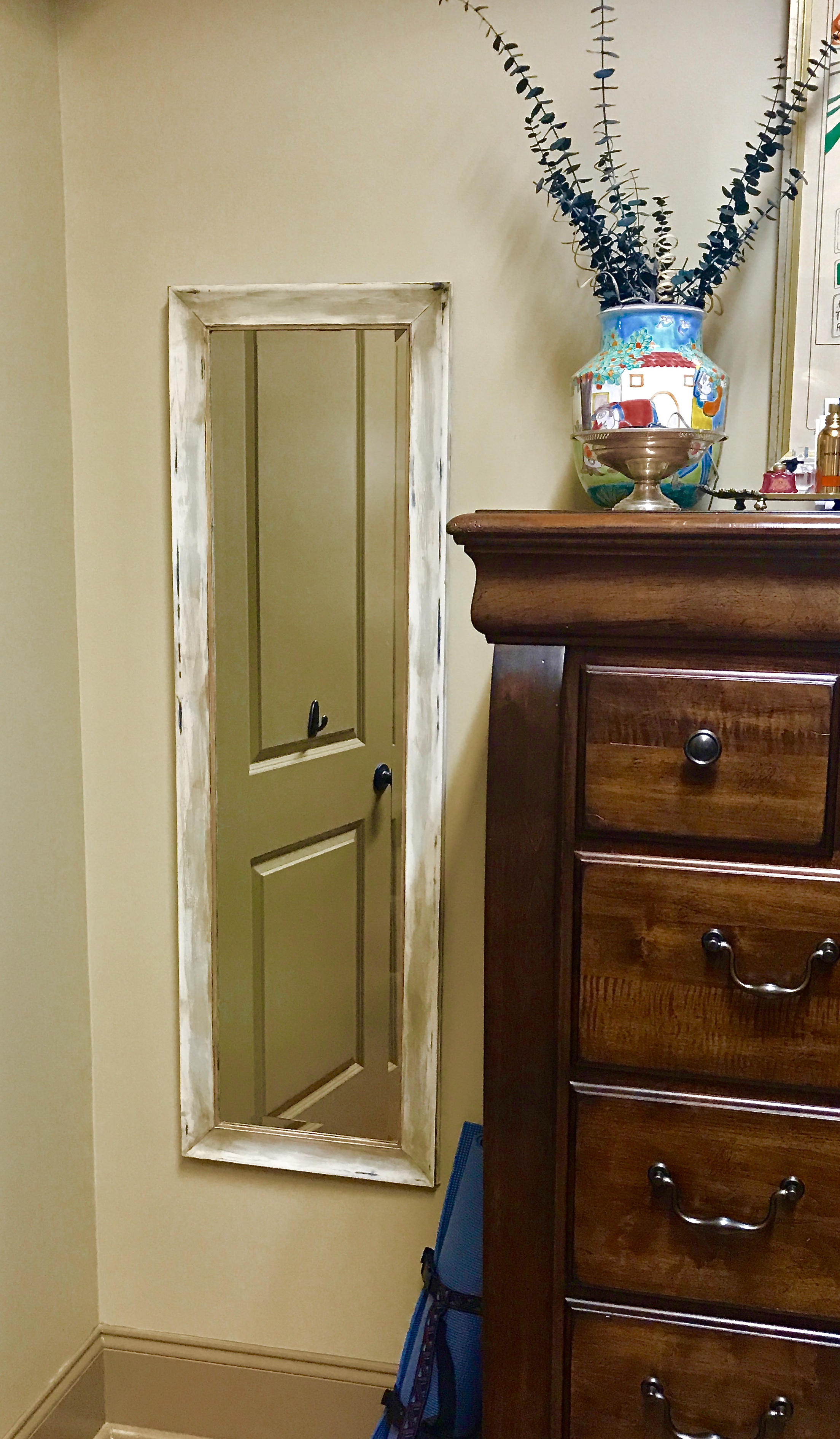 The finished product! For one of my next projects, I'm going to chalk paint that chest. I'll change the stark brown finish to something similar to the mirror. Watch for the post soon!