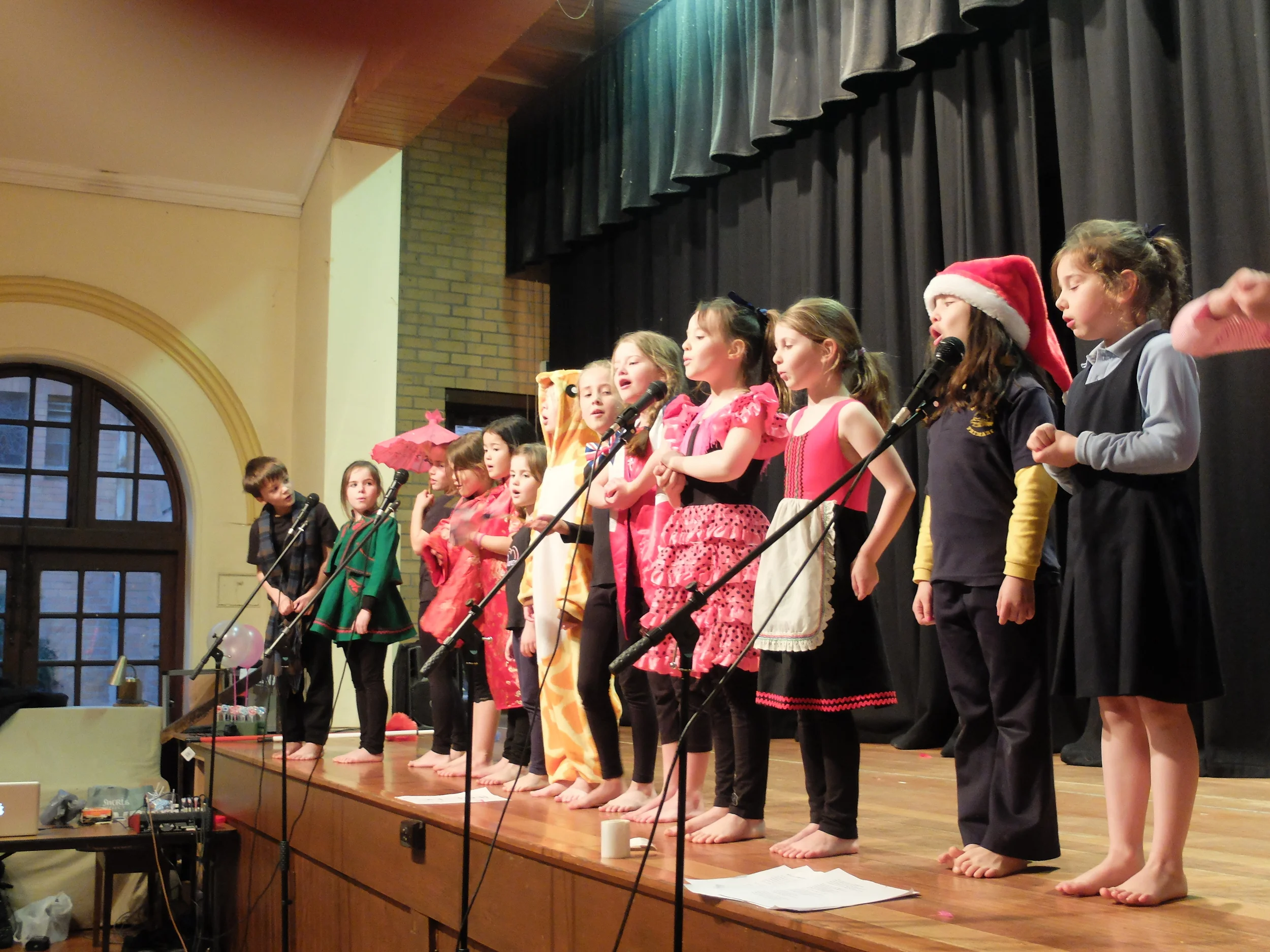 kids performing in kew 