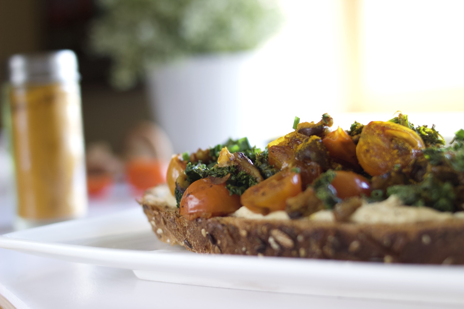 Simple vegan meal ideas: Hummus, kale, shiitake and turmeric toast | Brownble