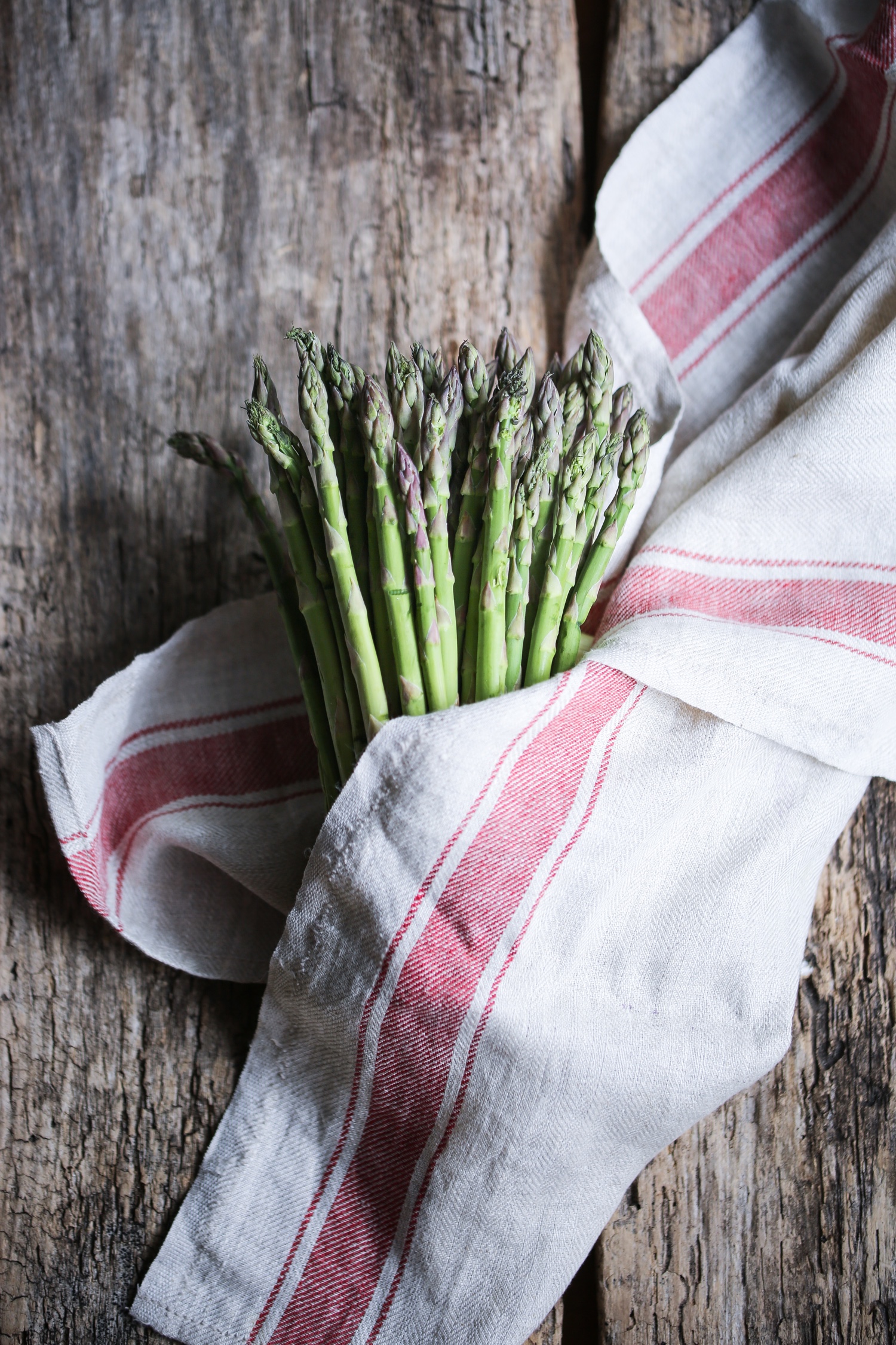 Favorite spring vegetables and how to cook with them | Tons of great vegan meal ideas using delicious fresh spring produce like peas, radishes, leeks, fennel, spring onions, artichokes, asparagus and more!