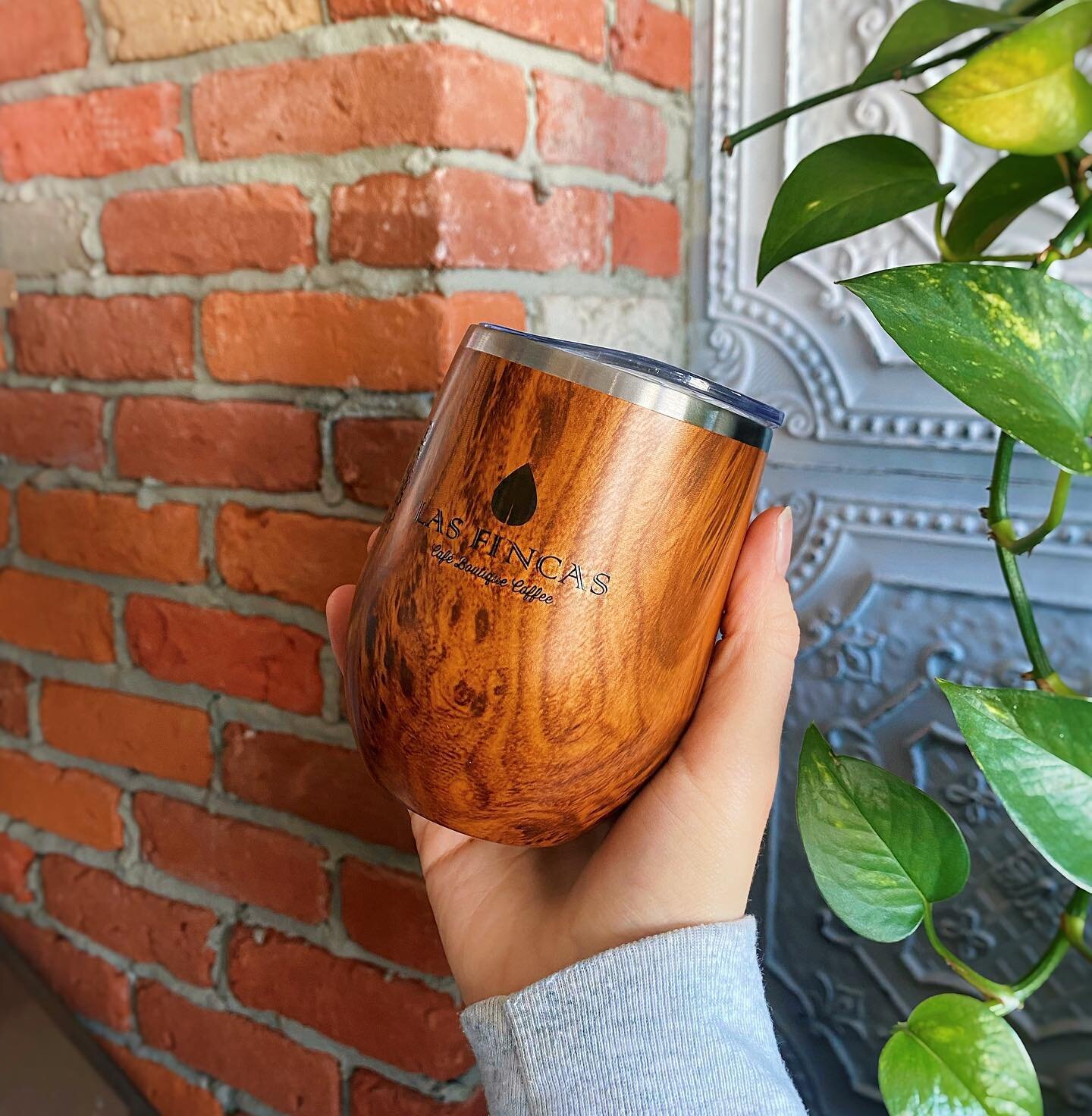 R&eacute;duisez et r&eacute;utilisez avec notre tasse portable de taille pratique Las Fincas. 🌱

Con&ccedil;u pour garder votre boisson chaude ou froide, c'est le r&eacute;cipient id&eacute;al pour ceux qui se d&eacute;placent.

D&eacute;couvrez nos