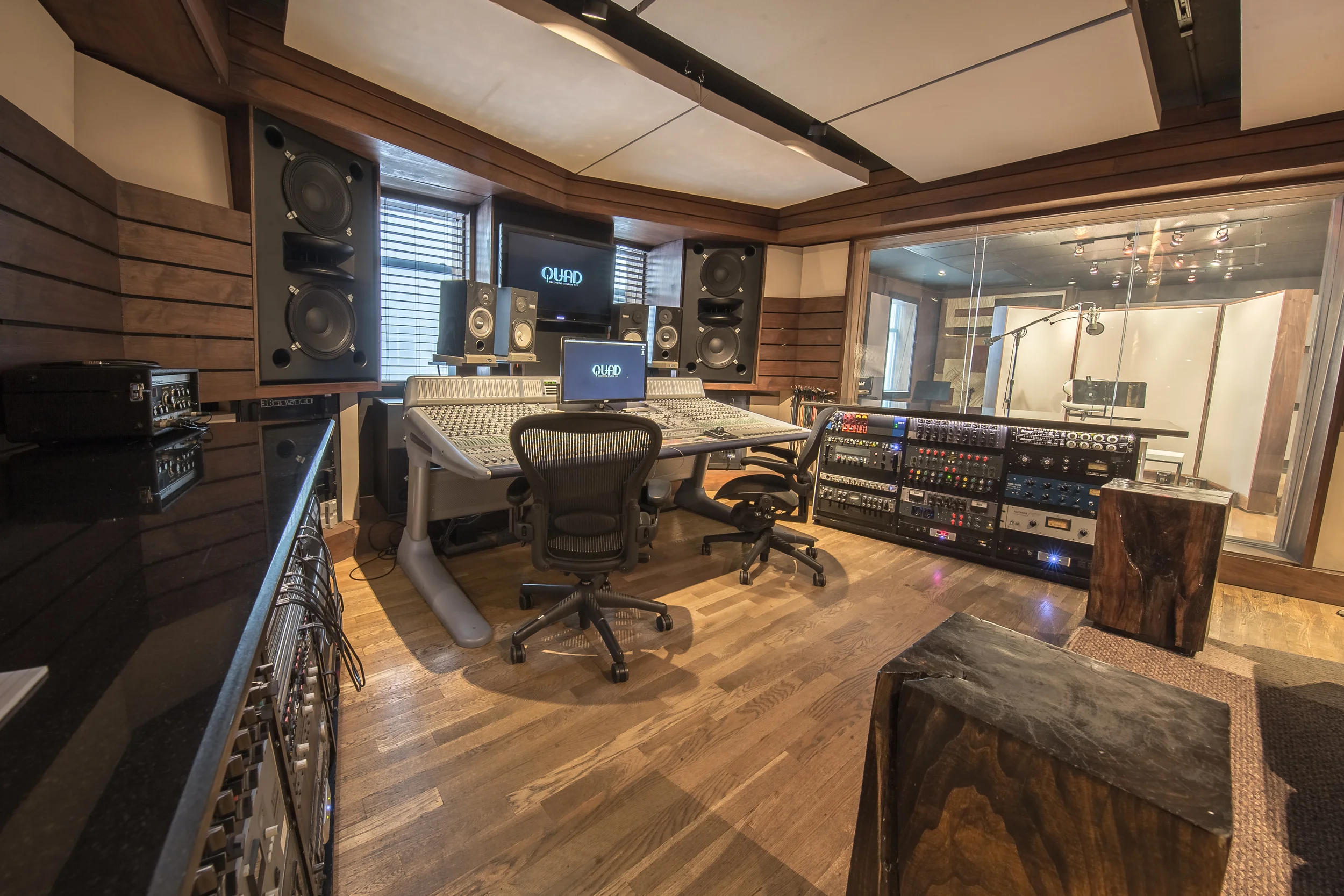 Small Studios　スモールスタジオ　Page One Pub Quad Recording Studios Studio Q2
