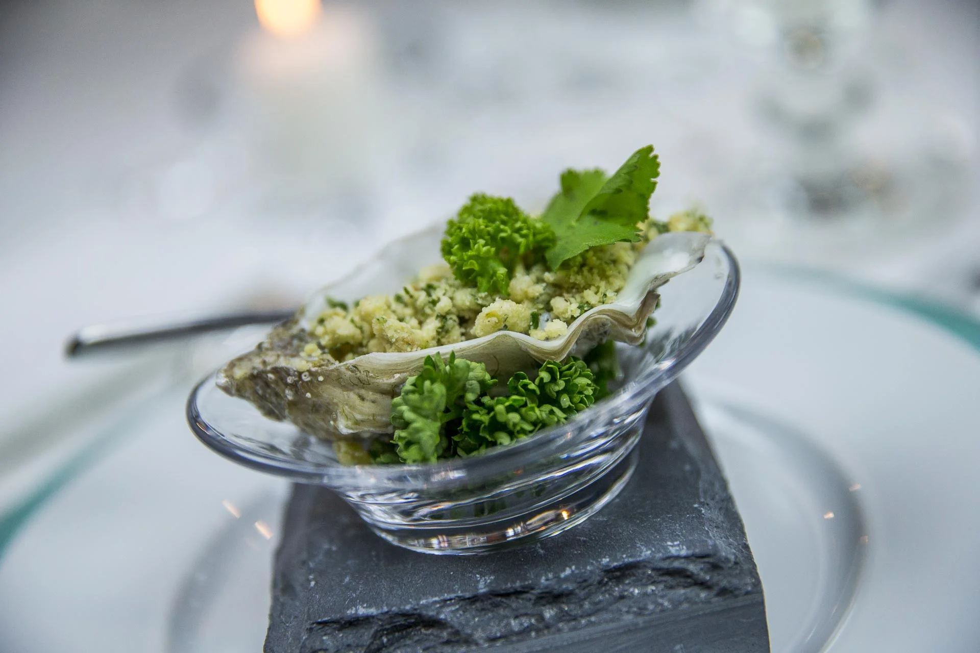 Crumble d’huîtres tièdes aux herbes et au parmesan Hot cold oysters