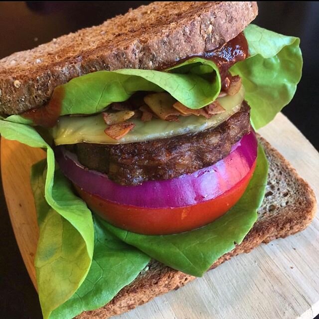 CHEESEBURGER, Cheeseburger 🍔🍔🍔Had to try the new plant-based Protein Patties from  @traderjoes 🍃18g protein per serving 🍃Toasted millet-flax bread, #holdthebun 🍃Dairy-free 🧀 cheese
🍃Coconut 🥓 bacon
🍃Butter lettuce 🥬 🍃Sliced raw onion 🧅 &