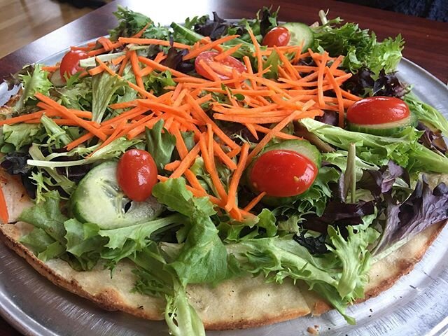 My maiden voyage eating a SALAD PIZZA (sans sauce and 🧀) yesterday, and I liked it. 
A crispy, delicious, uber-thin crust laden with fresh  lettuce greens, 🥒,🥕 and 🍅 arrived at the table. I had the option of having a balsamic dressing tossed into