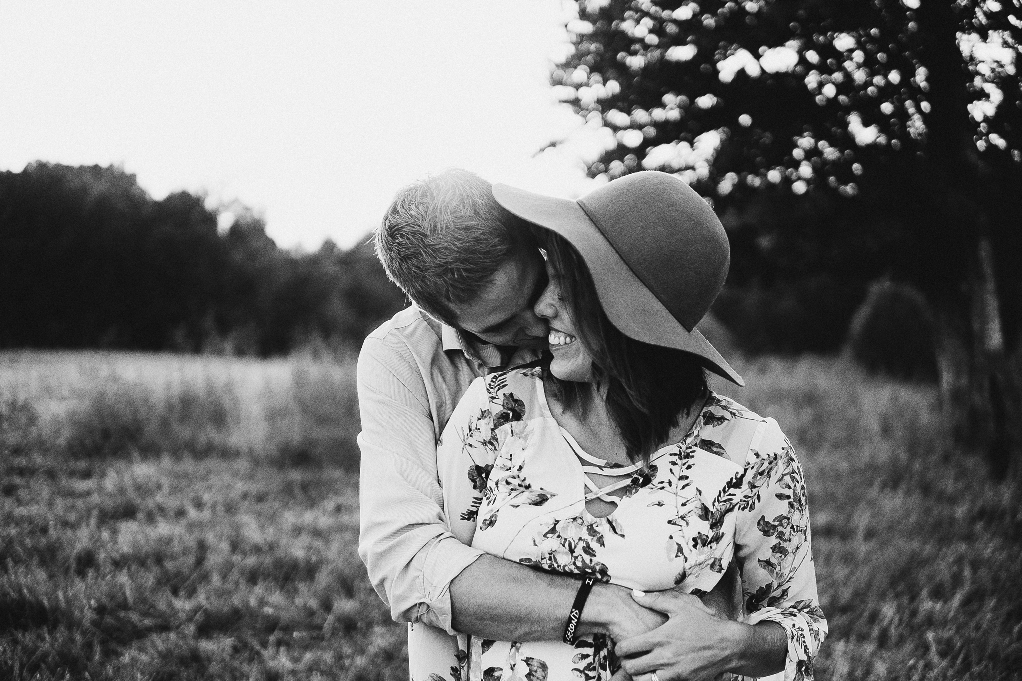 Husband_and_wife_standing_in_field_in_virginia_by_Jonathan_and_Hannah_photography