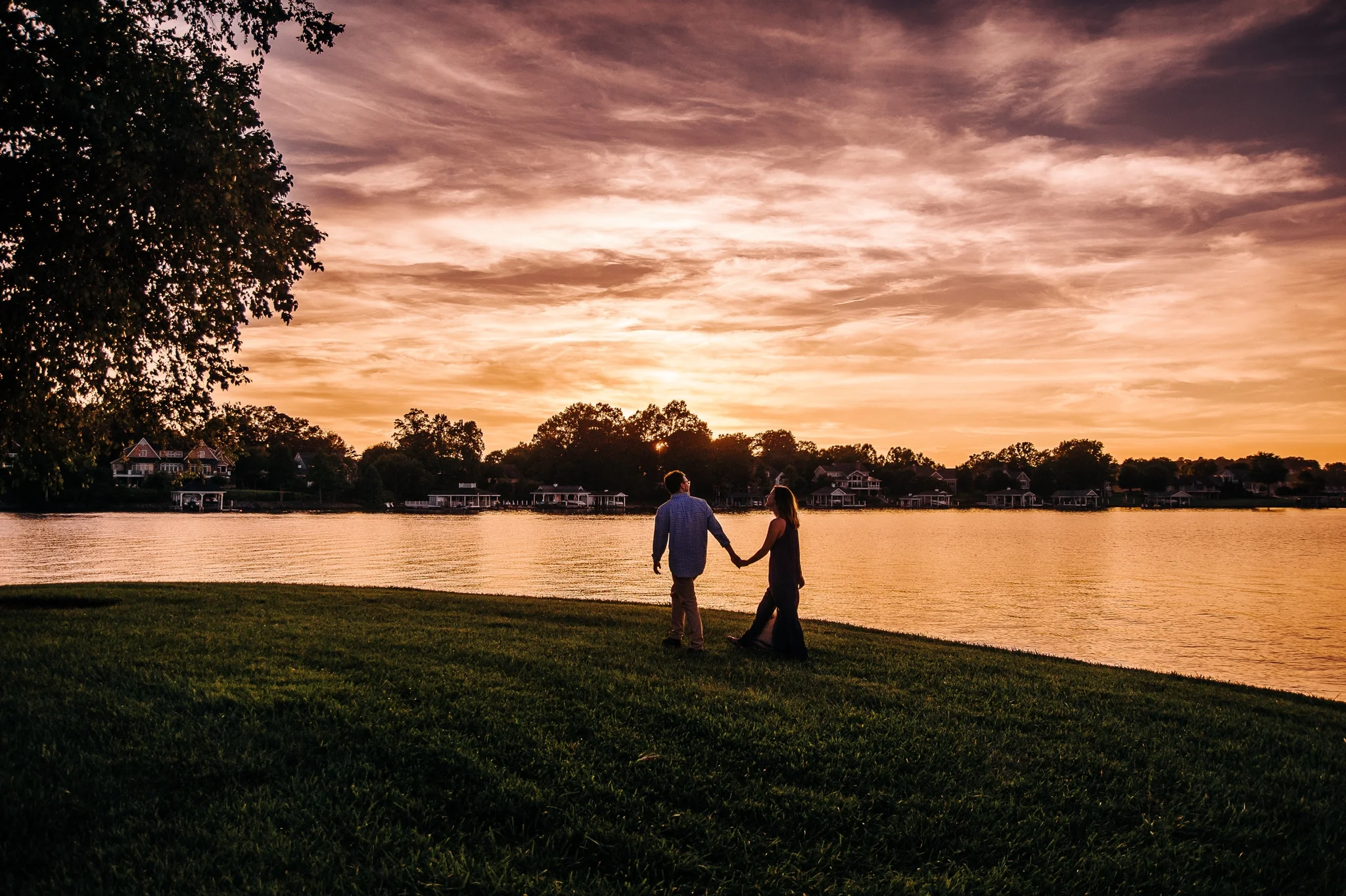 Engaged_couple_on_golf_course_at_smith_mountain_lake_Virginia_by_Jonathan_and_hannah_photography