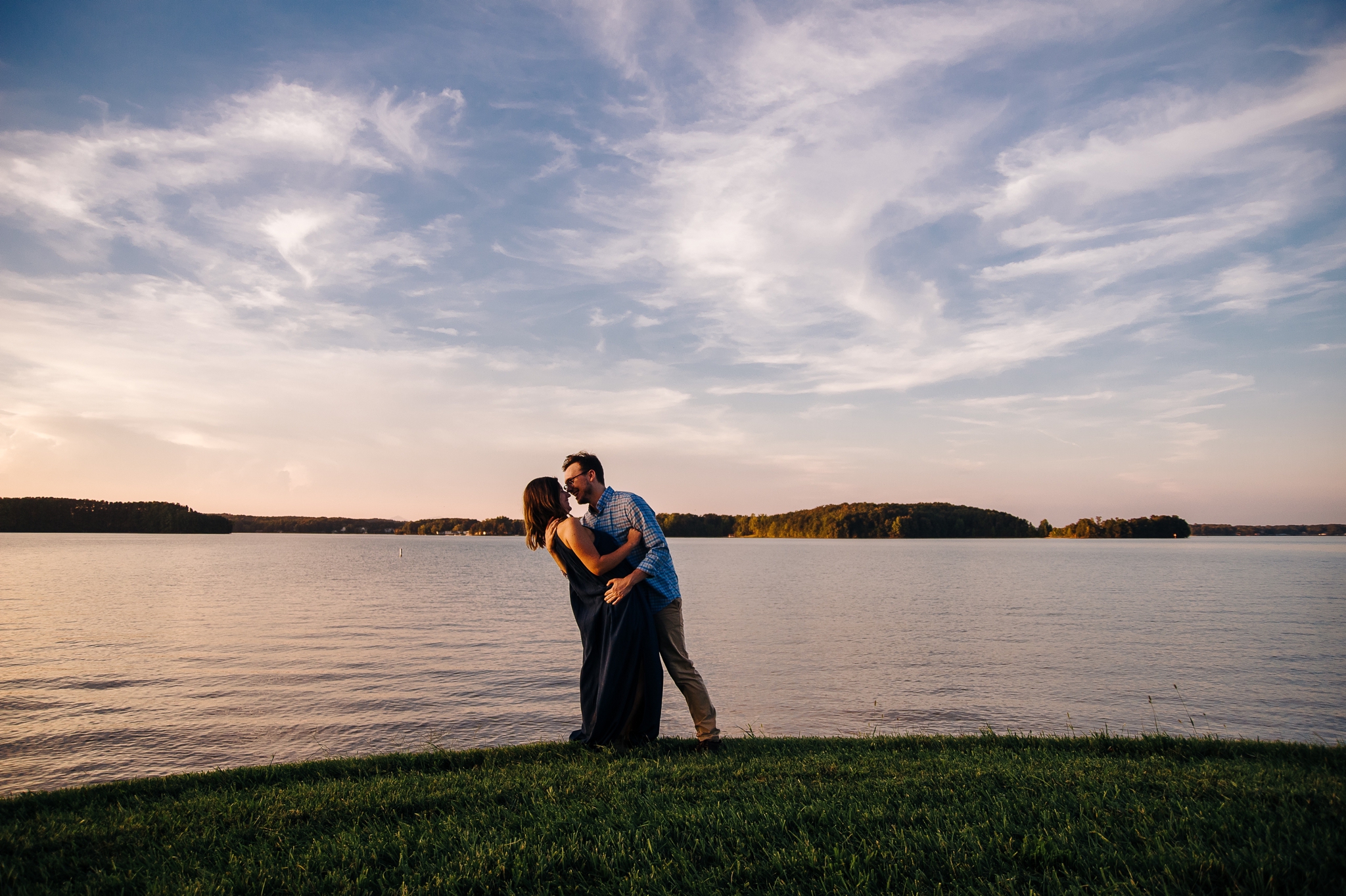 Engaged_couple_on_golf_course_at_smith_mountain_lake_Virginia_by_Jonathan_and_hannah_photography