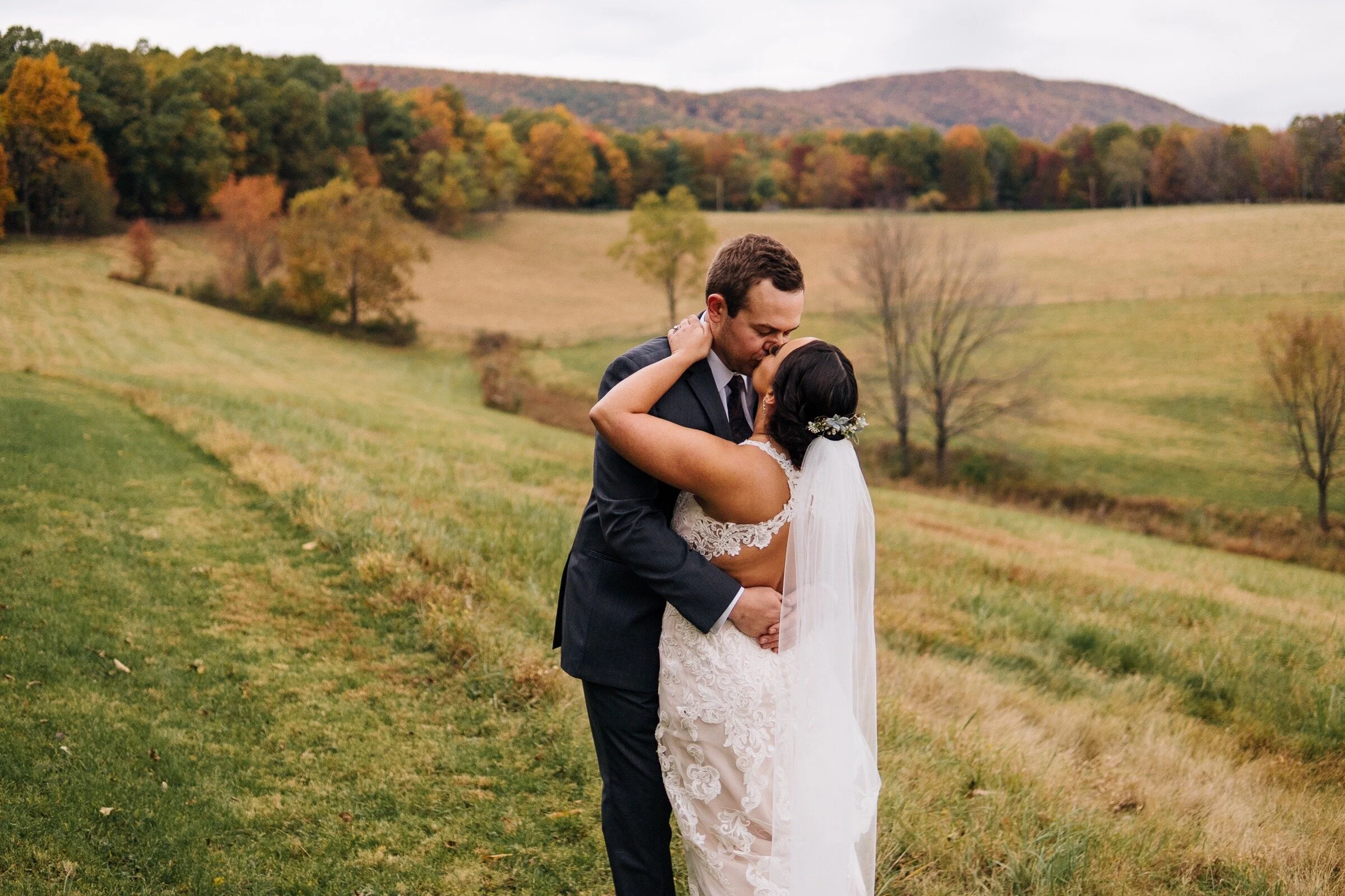 blue_gray_autumn_fall_virginia_wedding_four_winds_north_mountain_by_jonathan_hannah_photography-20.jpg