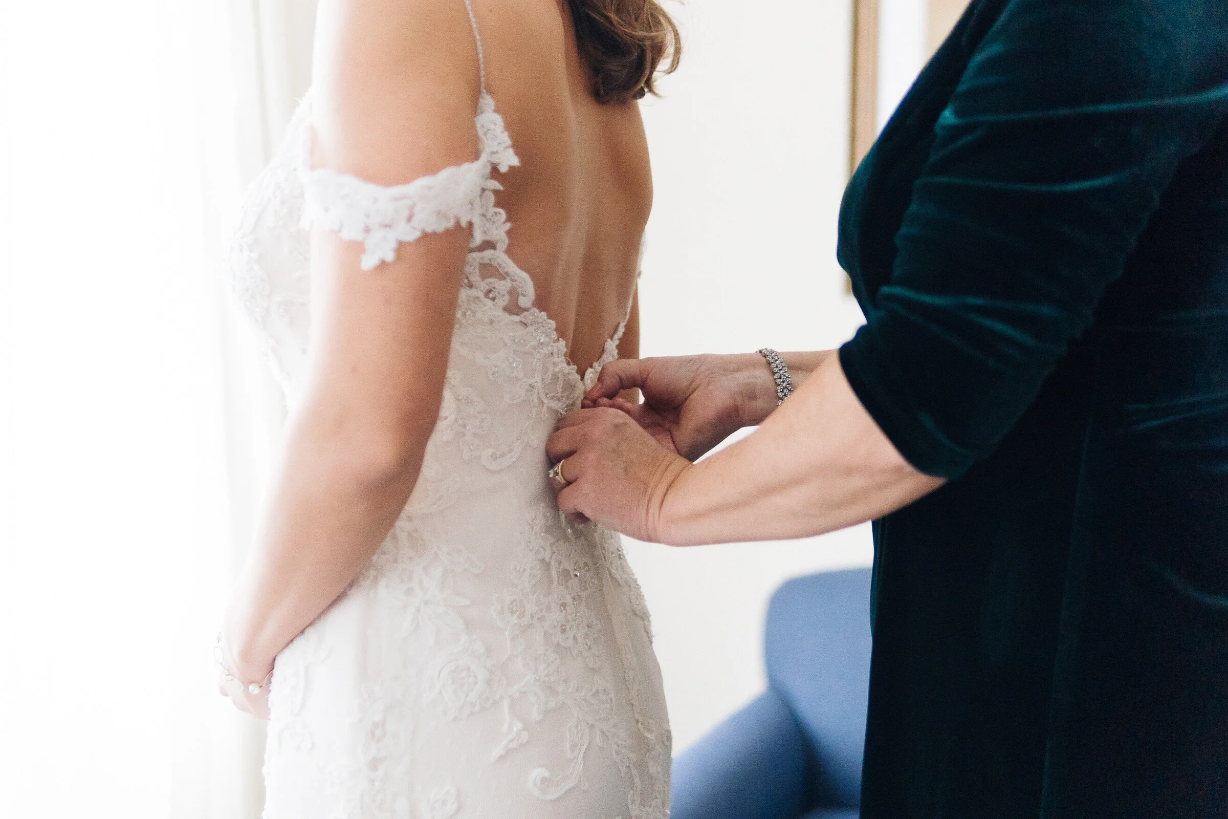 luke-emily-classic-winter-urban-downtown-wedding-in-white-blue-burgundy-by-jonathan-hannah-photography-15.jpg