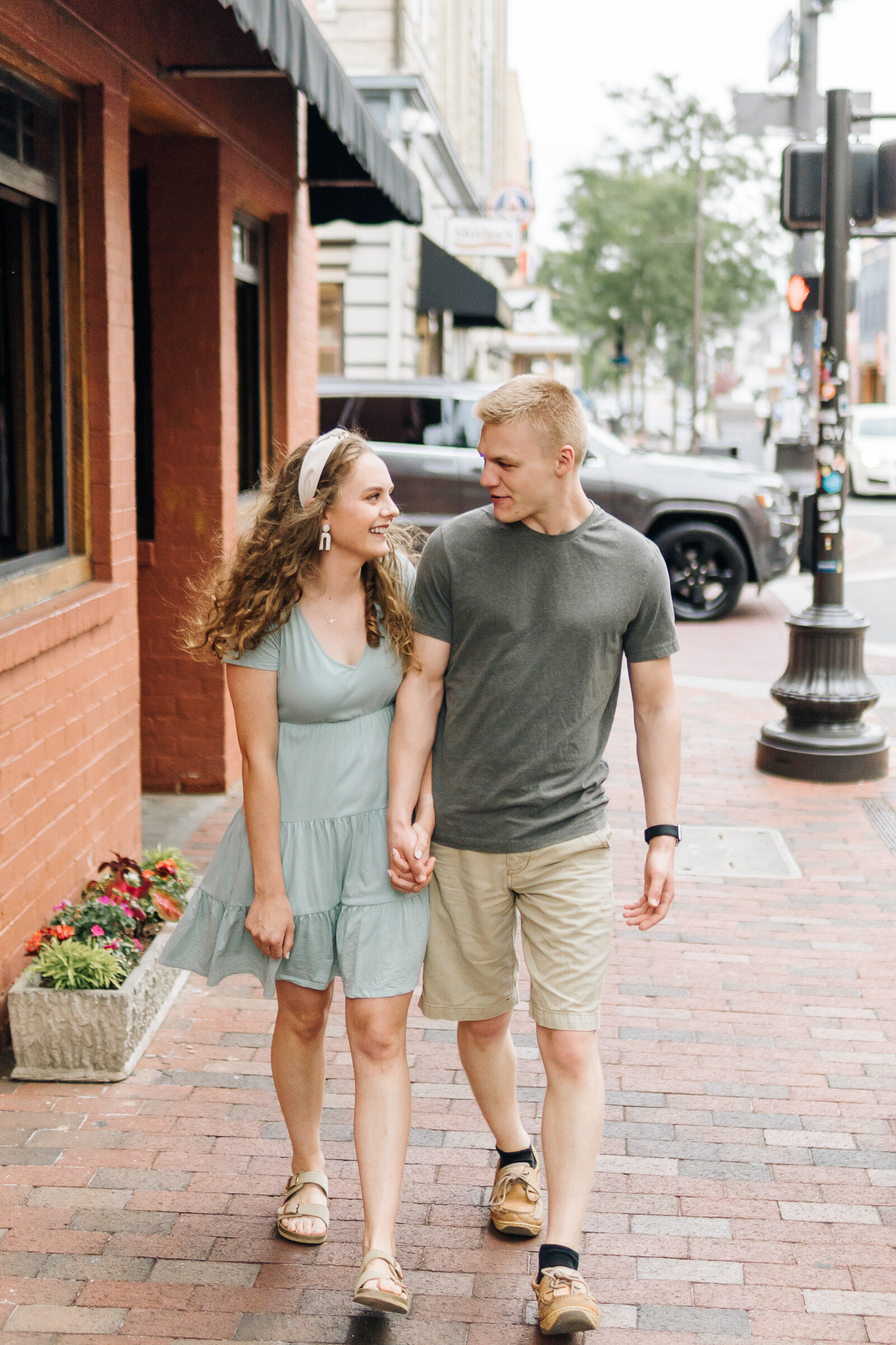 matthew-amanda-downtown-harrisonburg-virginia-lifestyle-engagement-session-by-jonathan-hannah-photography-1.jpg