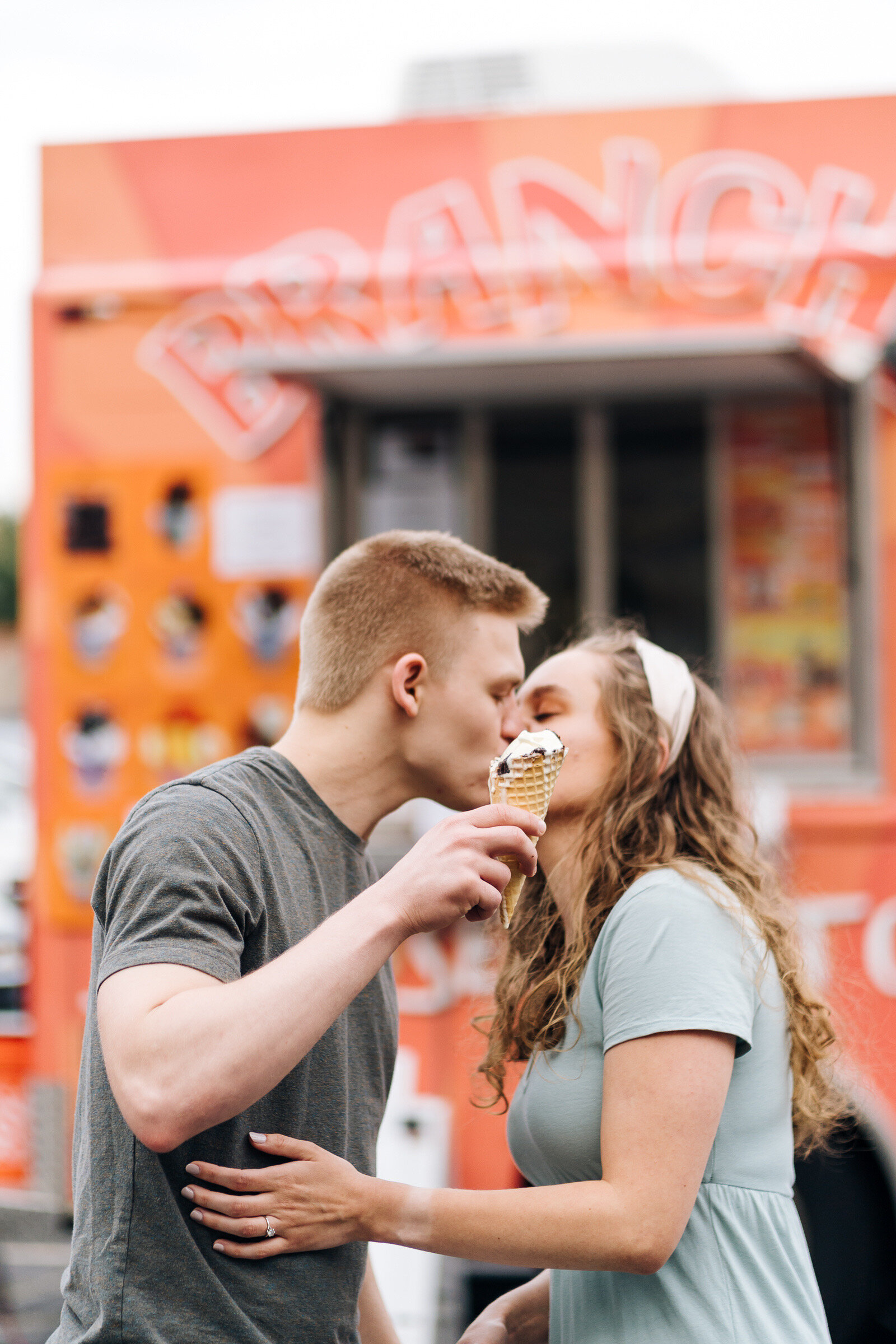 matthew-amanda-downtown-harrisonburg-virginia-lifestyle-engagement-session-by-jonathan-hannah-photography-4.jpg