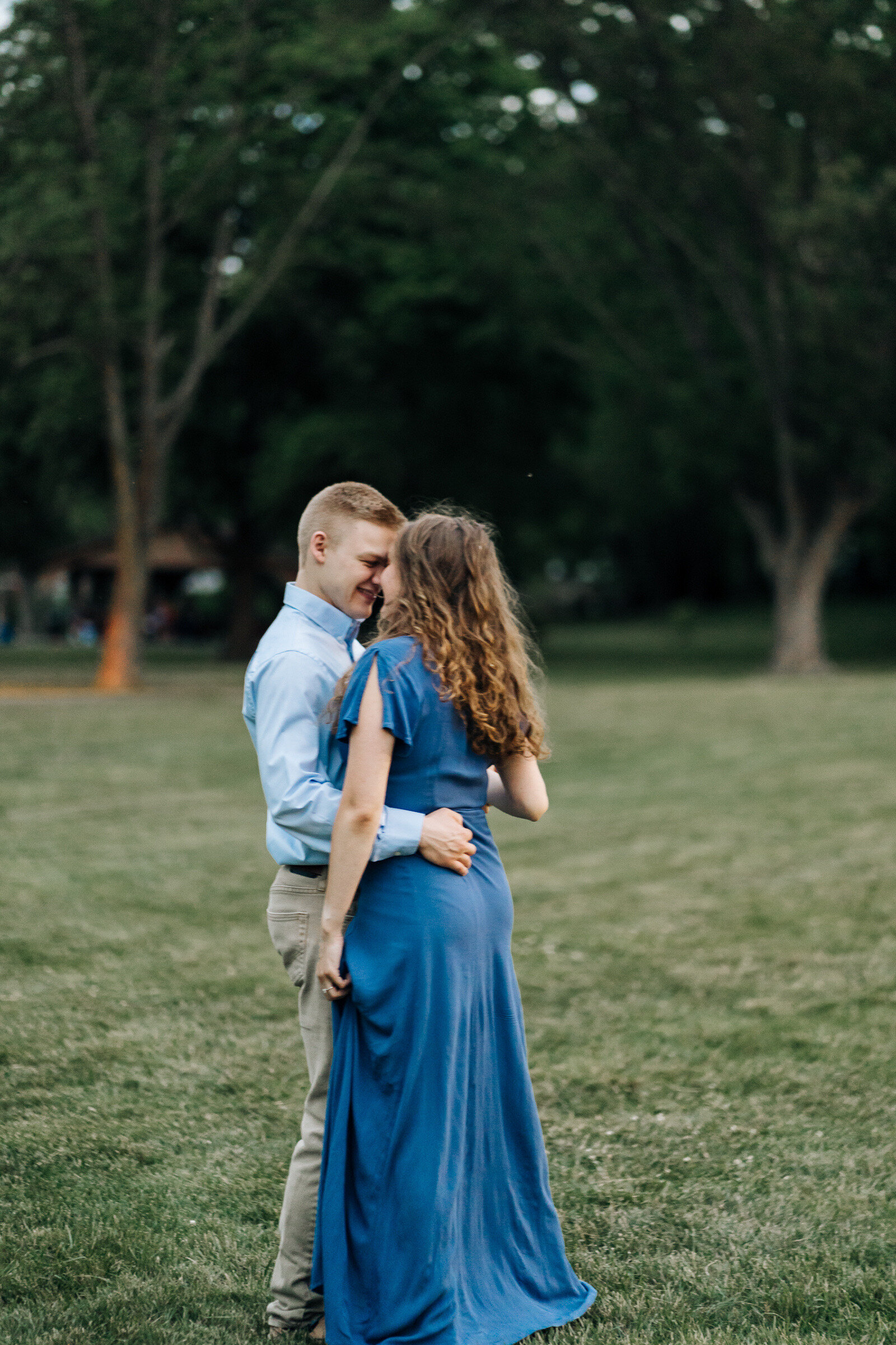 matthew-amanda-downtown-harrisonburg-virginia-lifestyle-engagement-session-by-jonathan-hannah-photography-22.jpg