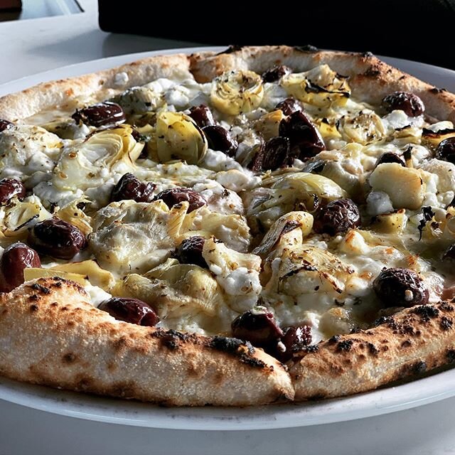 #pizza #artichoke #kalamataolives #whippedgoatcheese #olives 🤤