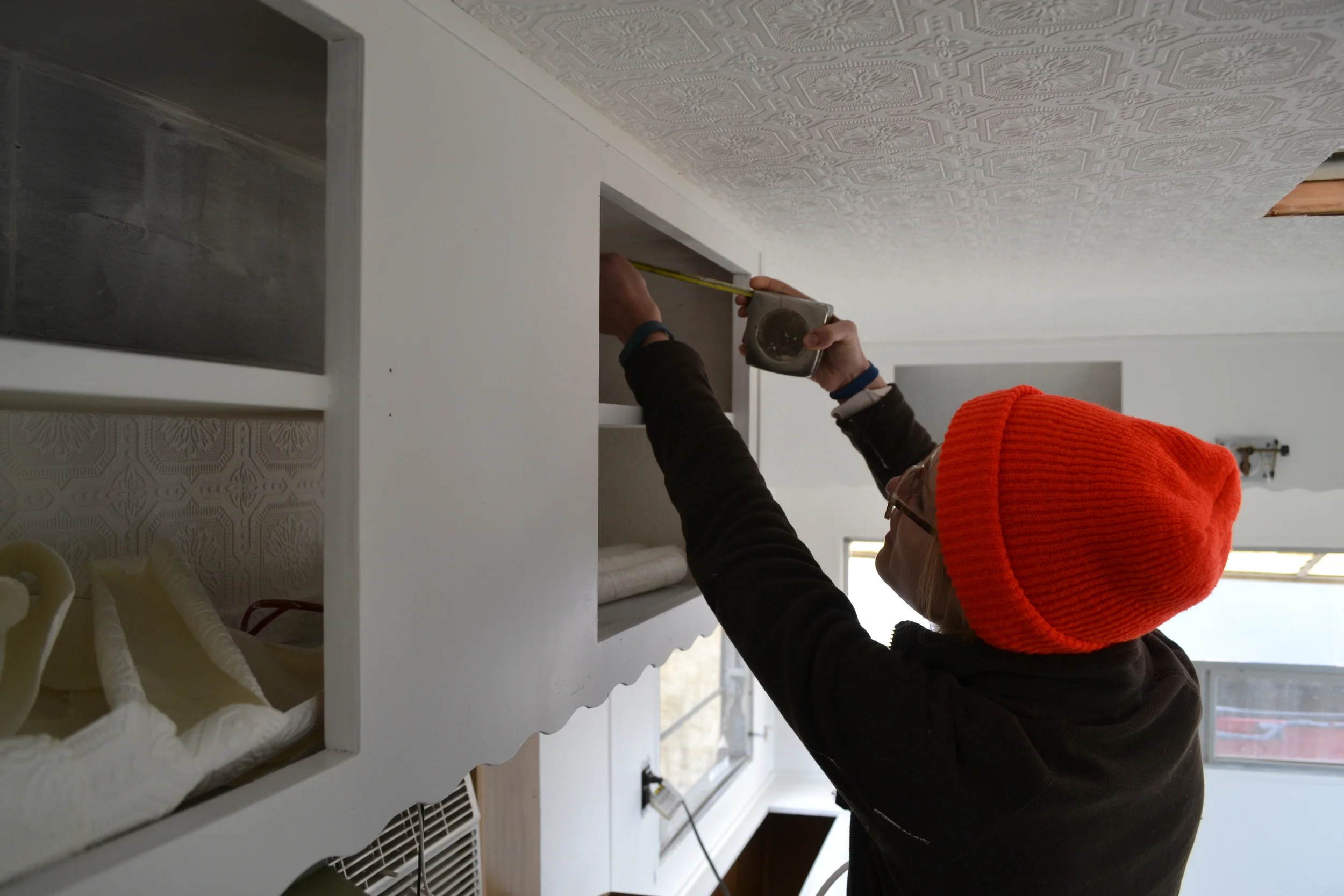 White Wallpaper in Winter: Tips to Covering your Ceiling