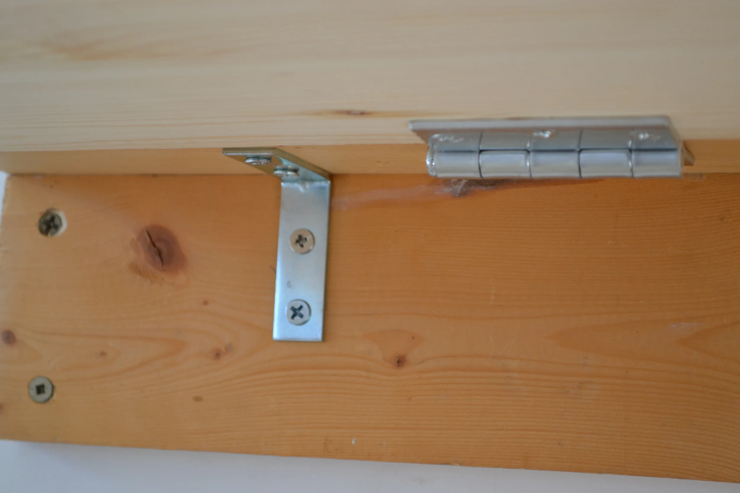 варианты крепления столешницы к стене