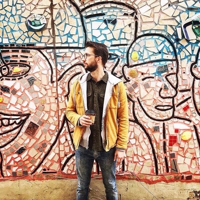 Carson spotted outside the @phillymagicgardens. We stopped to admire these murals in alleyways, side streets and facades all over City Center. .
.
.
#philadelphiaphotographer #visitpa #pahappysnaps #pahappy #passionpassport #travelgram #phillygram