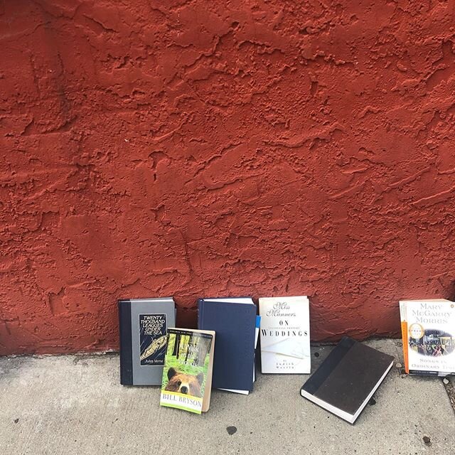#thingsonbrooklynstoops #brooklyn #books #bookstagram