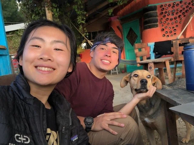 Muchas llantas, tierras, y carretillas en Long Way Home!