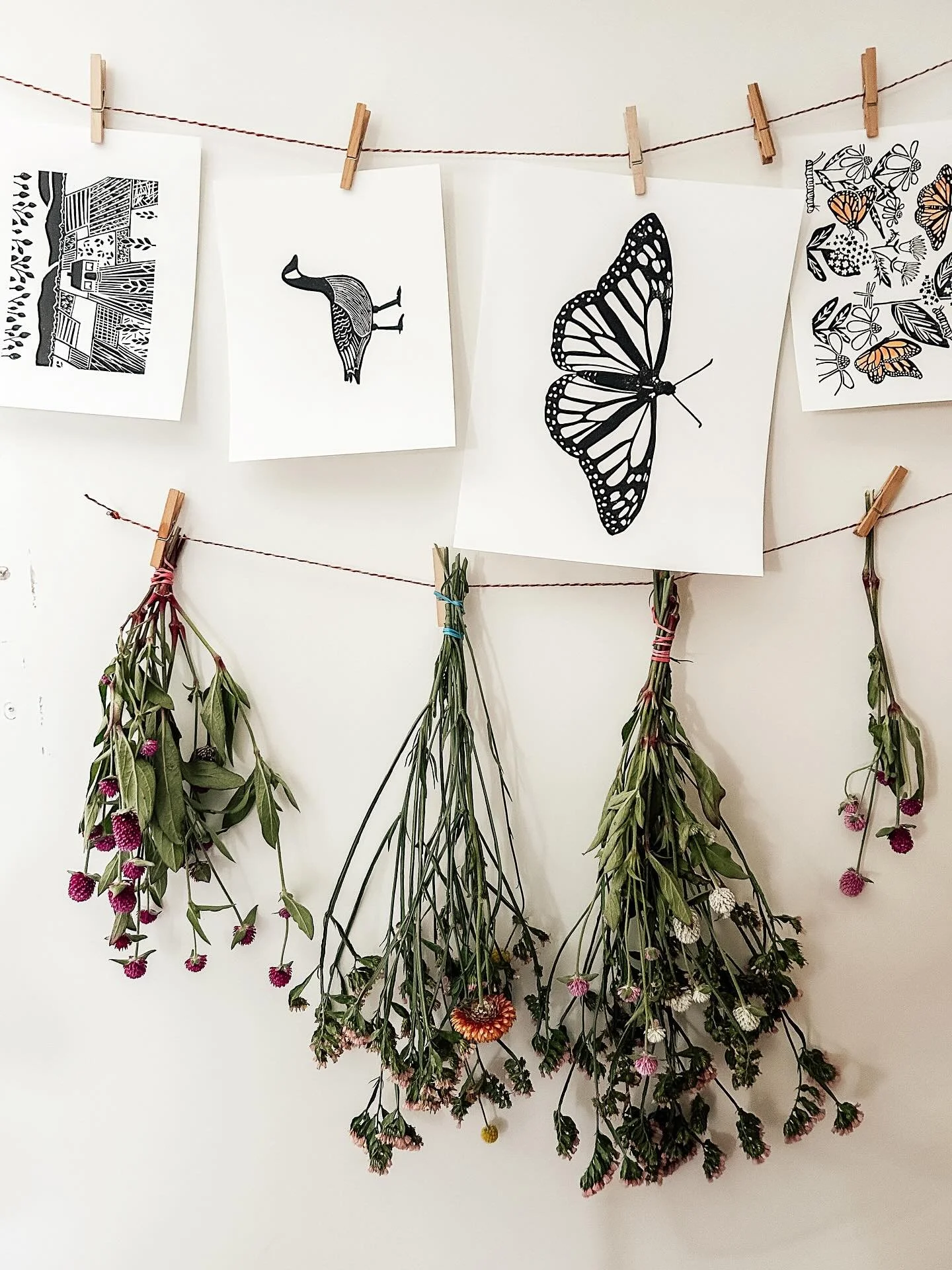 The flower garden is slowly taking over the studio&hellip; but I&rsquo;m okay with it 😍

#printmaking #linoprint #dryingflowers #madeinmanitoba