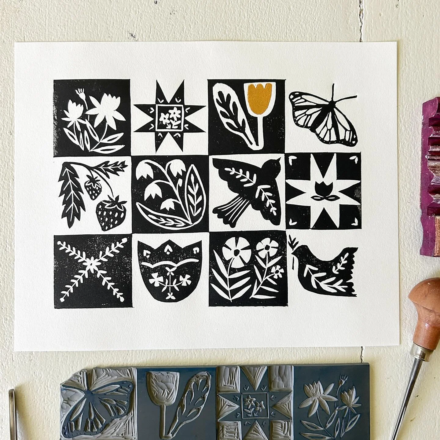 &ldquo;Missing Pieces&rdquo; in black and ochre.
Available in the shop!

Also available in blue and red colour way.

#linocut 
#linoprint 
#printmaking 
#madeinmanitoba 
#madeincanada