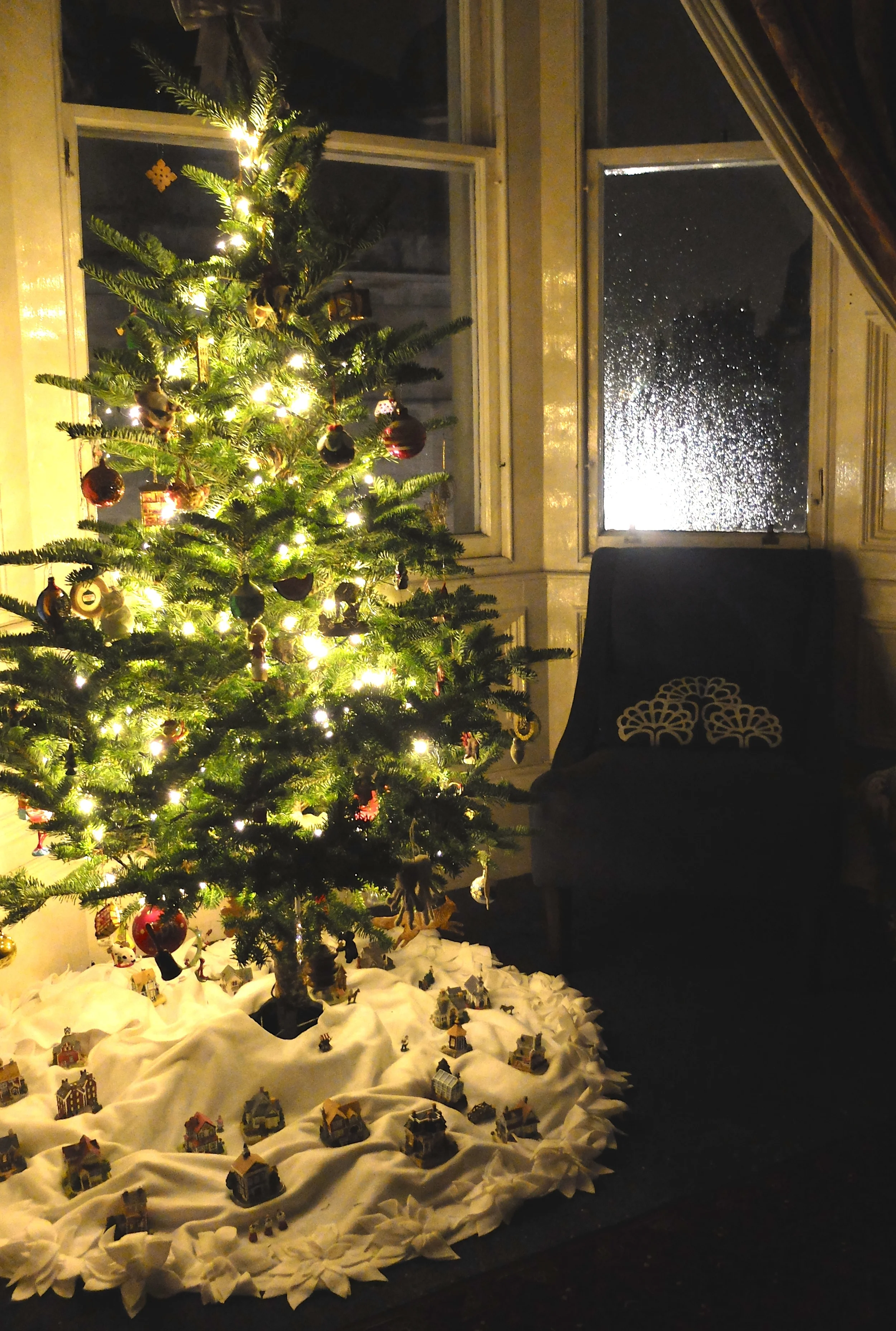 Holiday Almanac December 9: Decorating & Appetiser Puffs