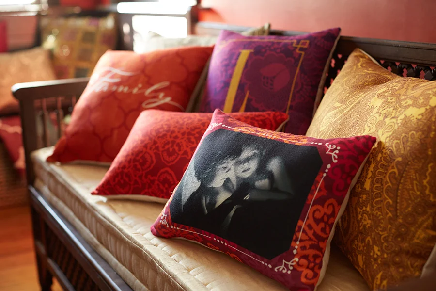 150223_GLOBAL_livingroom_hd15_spring_global_lr_pillows_0614_SoftFocus.jpg