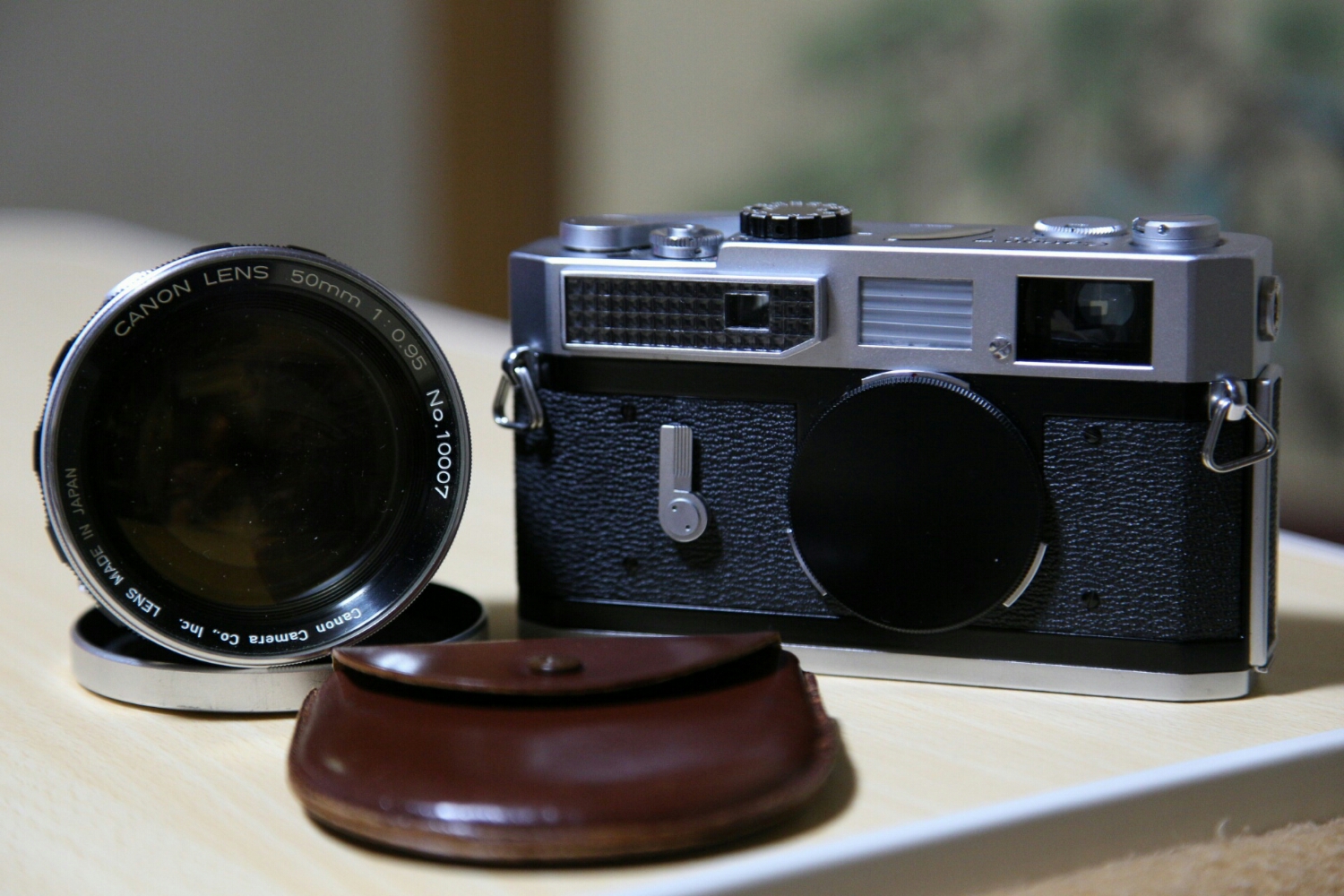 the Canon 50mm 0.95 dream lens dividing opinions and relationships for the last 50 years