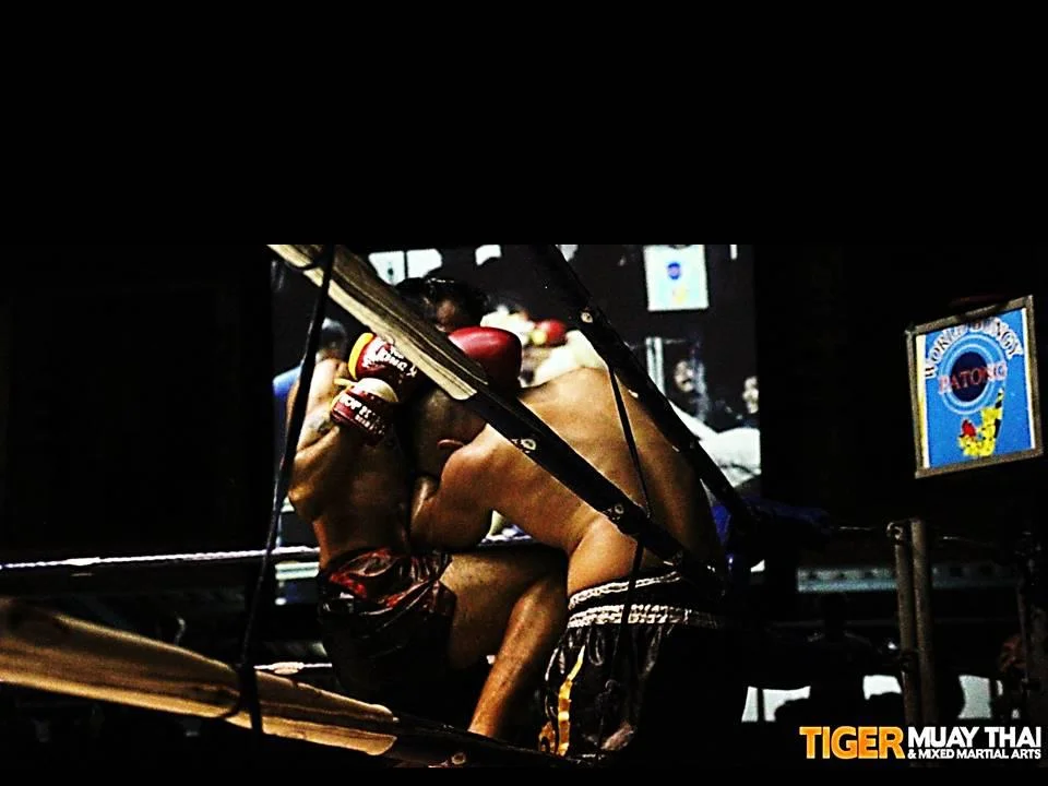 Kru Mario delivering a crushing knee to his opponent