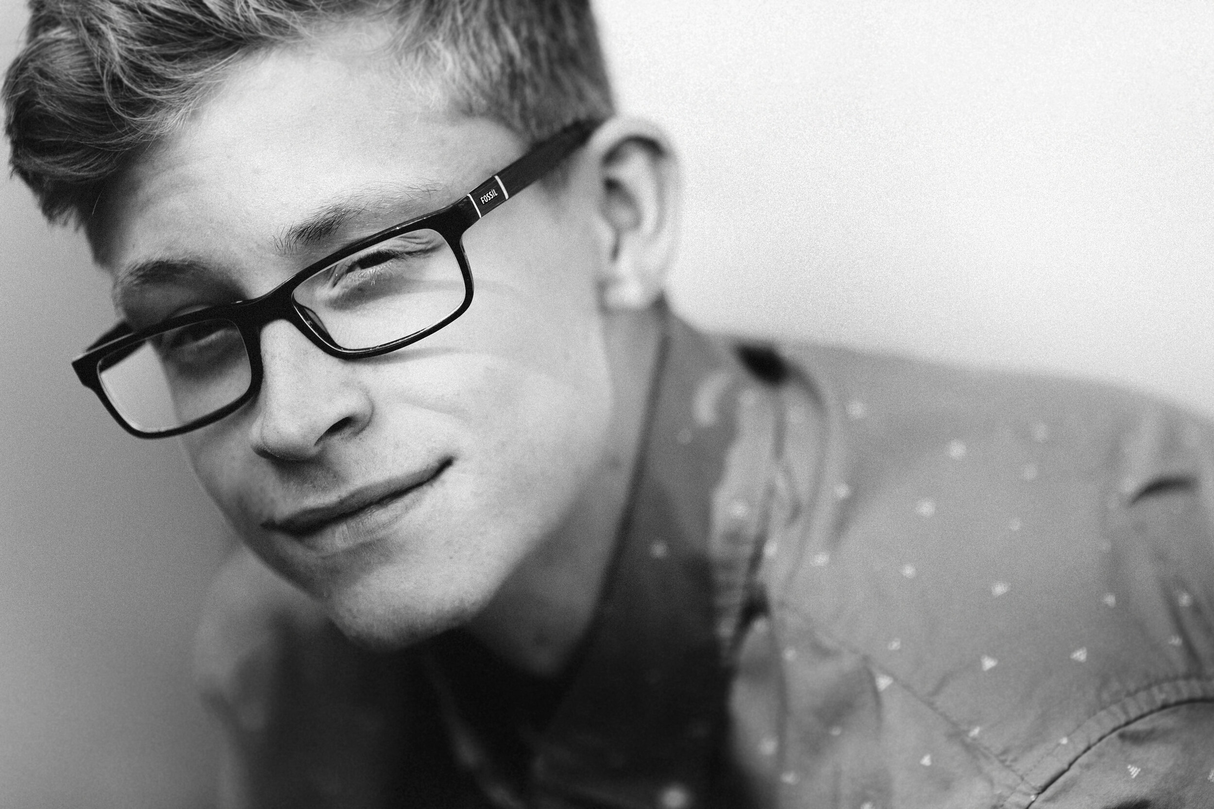 004-Zac Mohr-Senior Pics-Favs.JPG